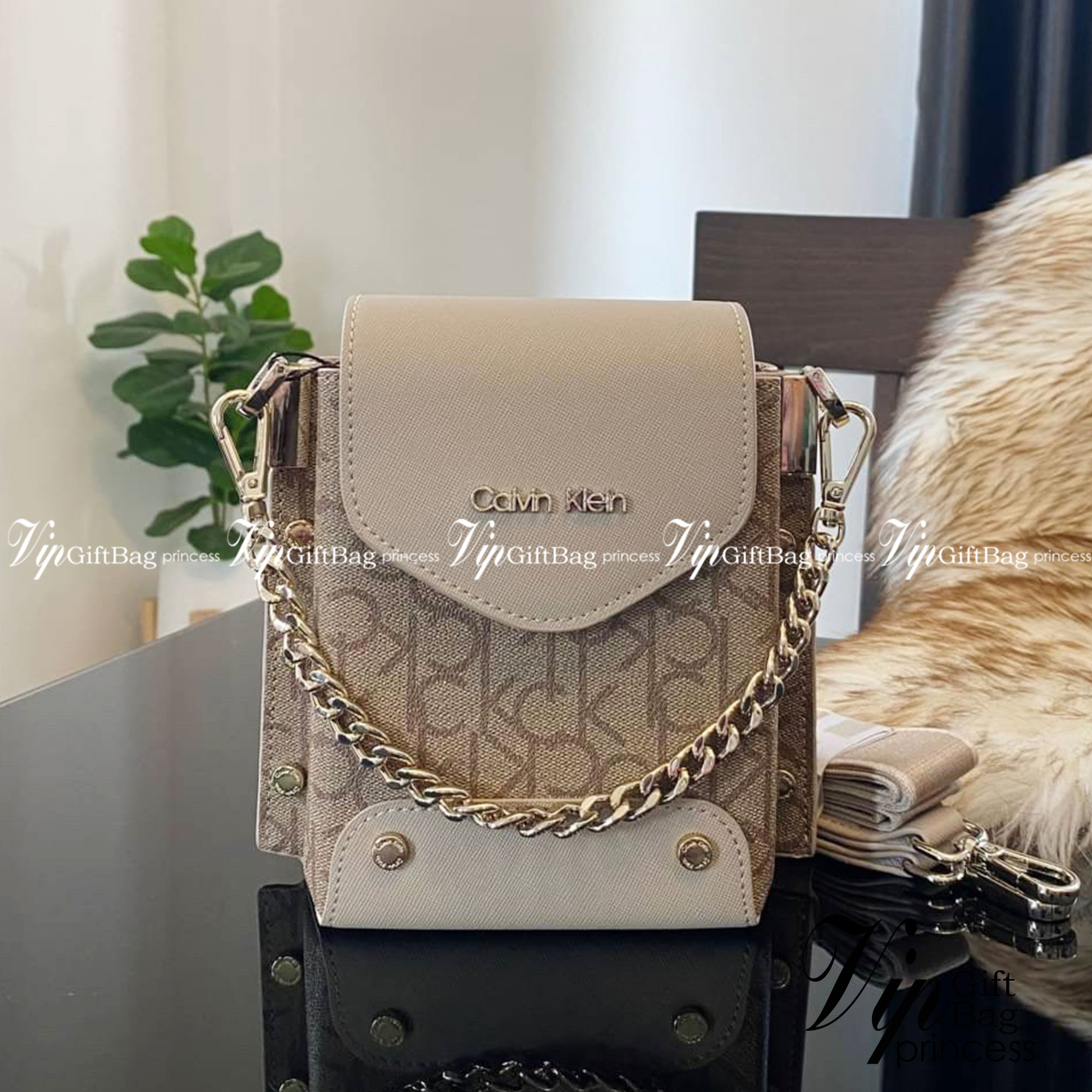 CALVIN KLEIN JEANS crossbody bag กระเป๋าถือหรือสะพาย ลายซิกเนเจอร์แบรนด์ทั้งใบ เปิด-ปิดกระเป๋าด้วยกระดุมแม่เหล็ก ด้านในแบ่งเป็น 2 ช่องหลัก และมีช่องเล็กใส่ของจุกจิก ซับในลายแบรนด์อย่างดี มาพร้อมสายสะพายยาวปรับระดับได้ฟรีไซต์ สามารถใช้ได้หลากหลายโอกาสค่ะ