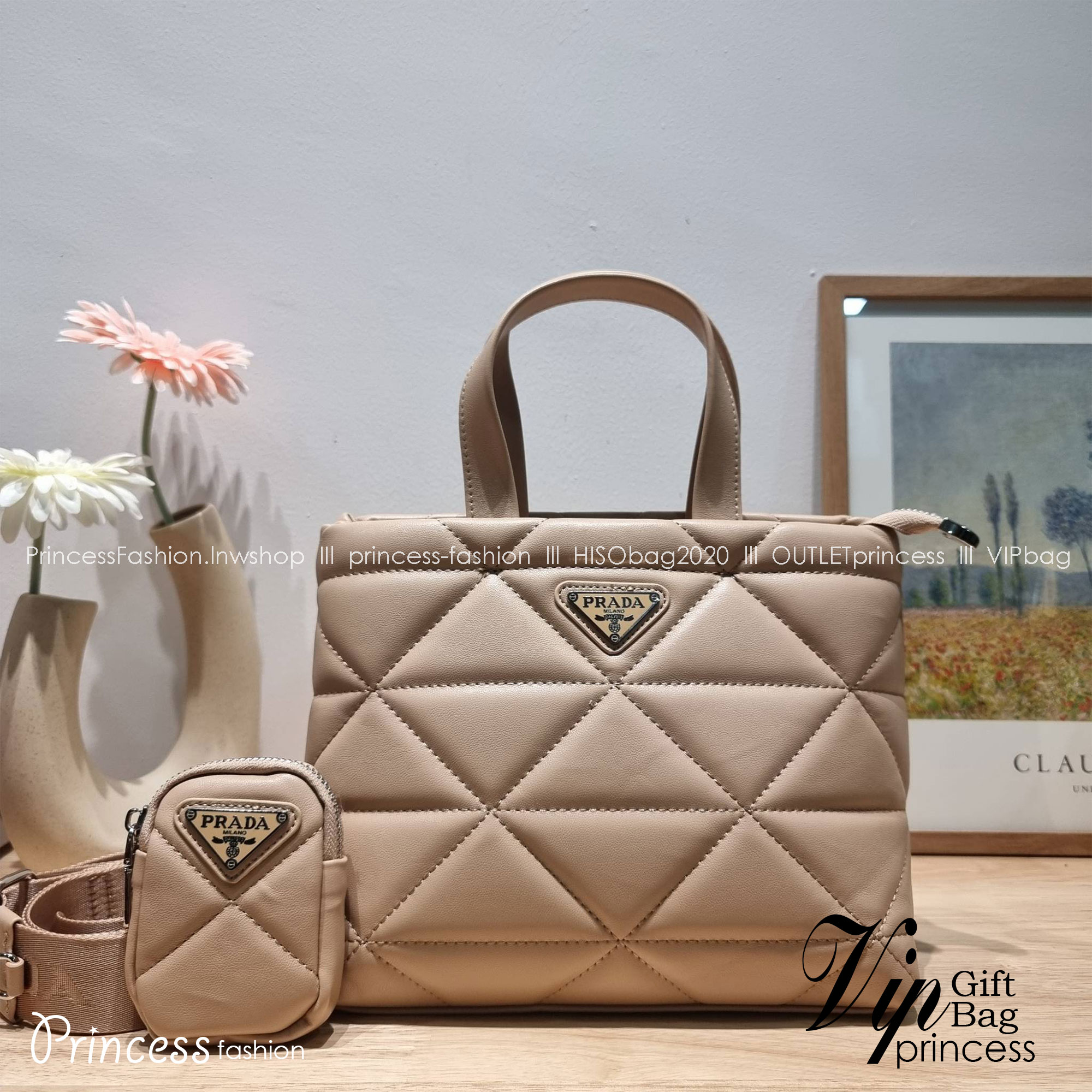 PRADA LEATHER PADDED BAG ใหม่ล่าสุด กับคอลเลคชั่นที่ทำออกมาตอบโจทย์ได้ทุกไลฟ์สไตล์ และเป็นยูนิเซ็กส์ กับกระเป๋าทรงโท้ท ขนาดกำลังดี