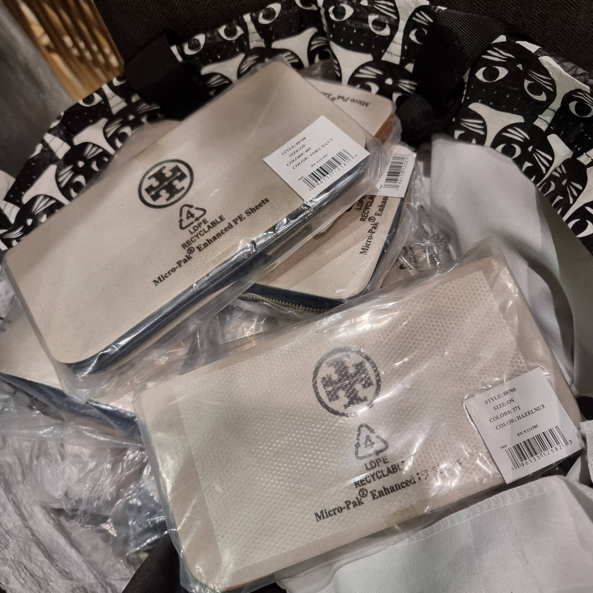 TORY BURCH T MONOGRAM JACQUARD SLIM WALLET ของดีมีให้ที่นี่แบบจัดเต็ม กระเป๋าสตางค์ใบยาว รุ่นสลิม สวยหรู ขนาดกำลังเหมาะมือ ถือแล้วขับผิว วัสดุผ้า jacquard ตัดสลับหนังแท้ ภายในสวยคมม้าก!! มีช่องใส่บัตรได้แบบเน้นๆ และช่องใส่ธนบัตรได้ ด้านหลังมีช่องซิปอีกหนึ