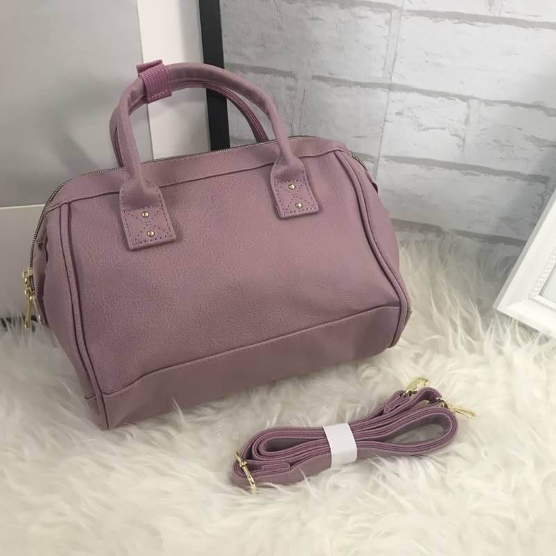 มาใหม่ชนช็อป Anello Boston Bag PU 2 way รุ่นสุดฮิตแห่งปี Anello Boston Bag ใหม่ล่าสุด รุ่น PU หนังนิ่มสวย ทรงนี้ฮิตอยู่แล้ว พอมีรุ่นหนังออกมา ก็ยิ่งขายดีมากๆค่ะ รูปทรงสี่เหลี่ยม ใบขนาดกลางกำลังดี มาพร้อมสายสะพายยาวที่ปรับระดับได้ free หนังสวยมากๆ น้ำหนักเ