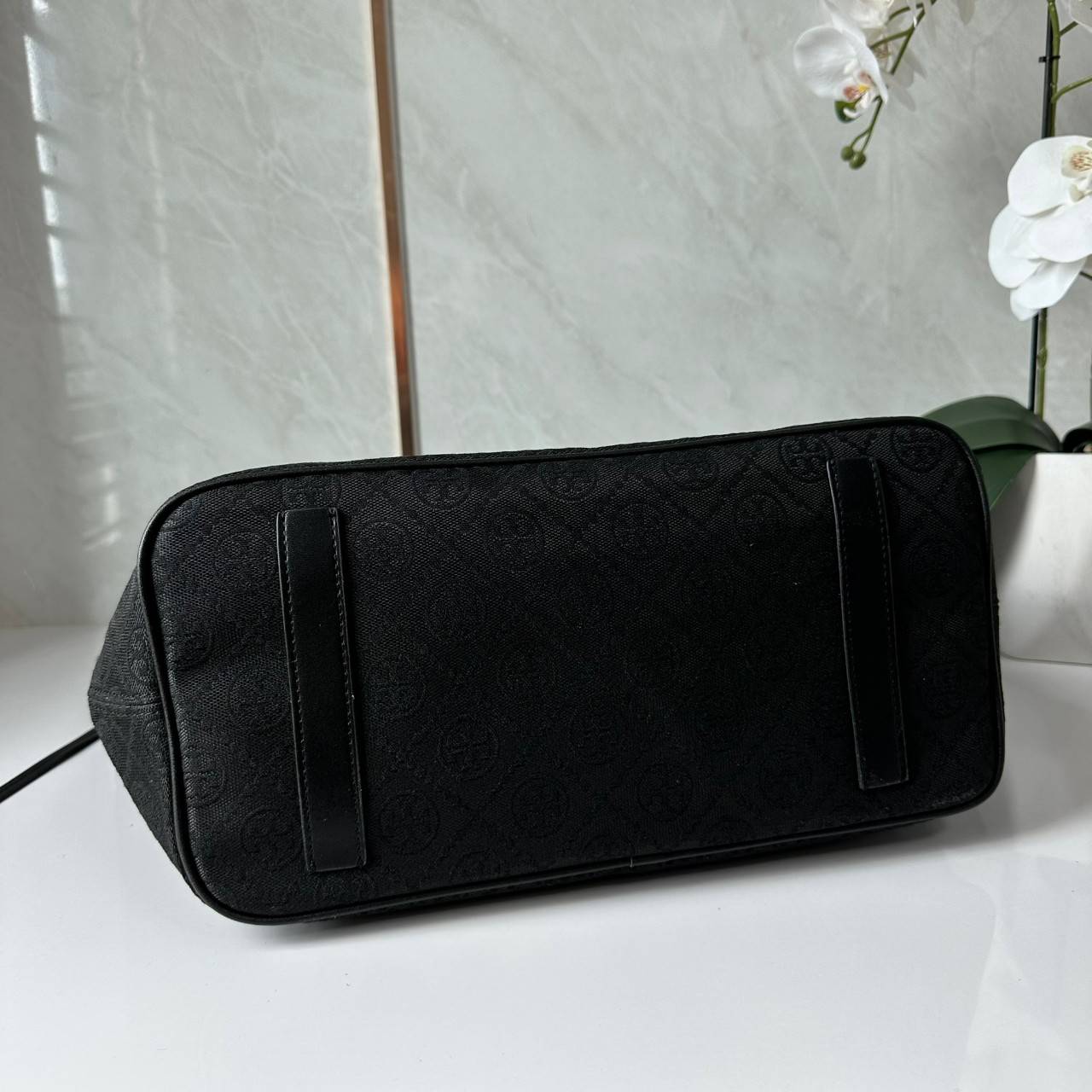 TORY BURCH T MONOGRAM ZIP TOTE (ใบใหญ่) / TORY TOTE BAG กระเป๋าทรงโท้ทพร้อมกระเป๋าใบใหญ่ วัสดุผ้าแจ็คการ์ดตัดขอบหนัง