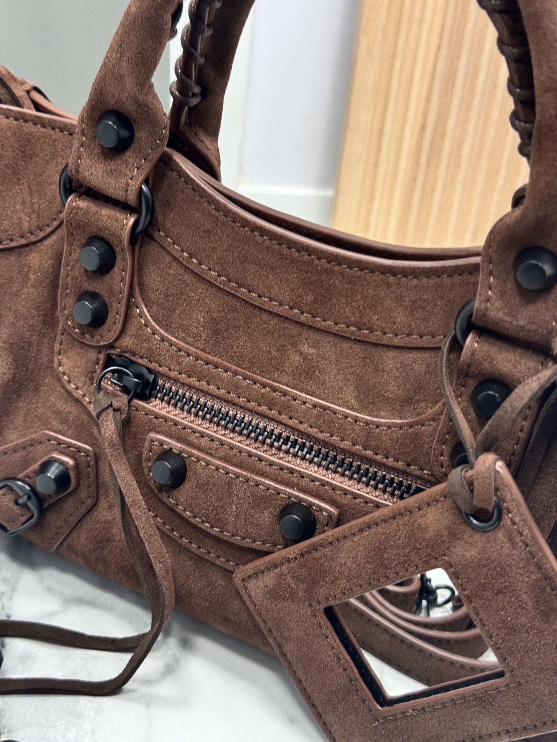 ORI หนังแท้ | Balenciaga Le City suede bag กระเป๋าถือ/สะพายข้างดีไซน์โดดเด่นสวยเท่ล้ำสมัย ใหม่ล่าสุดงานหนังกลับที่สุดแห่งความไอคอนิกไม่เหมือนใคร มีกิมมิคและลูกเล่นแพรวพราว