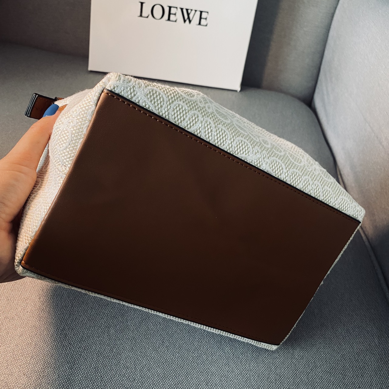 LOEWE Cubi Small Logo Canvas Top Handle Bag กระเป๋าทรงสวยดีไซน์ยอดฮิตประจำปีเลย! ปักโลโก้แบรนด์บนผ้าทั้งใบเป็นเอกลักษณ์ หูจับปรับได้ สวยหรูวินเทจ