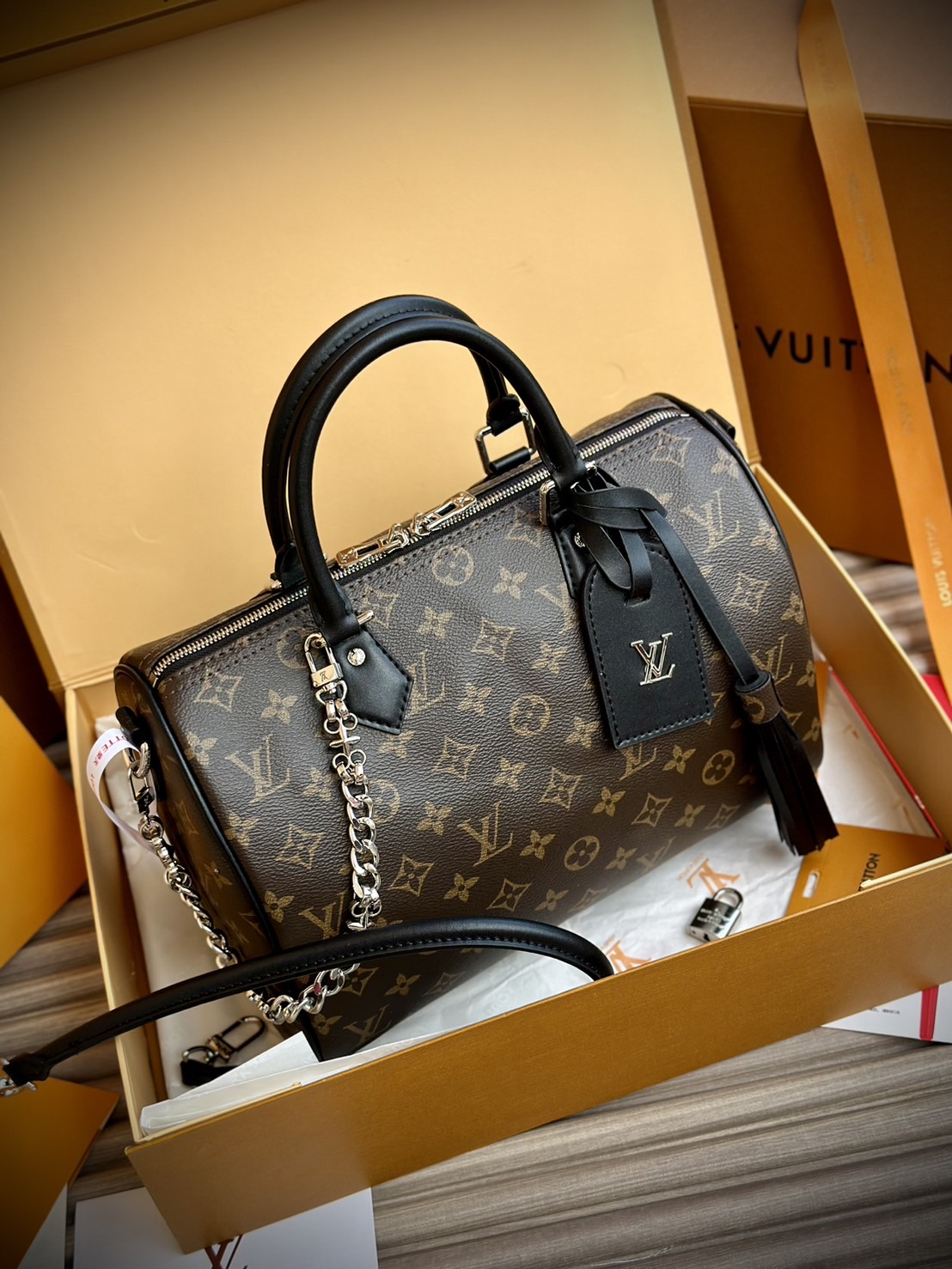 LV Speedy Soft 30 Dark Bag Monogram Black กระเป๋าทรงหมอนสปีดี้รุ่นใหม่ใบใหญ่ดีไซน์สวยสะดุดตา พร้อมโซ่สีเงินห้อยสวยโดดเด่น เพิ่มกิมมิกด้วยพู่ห้อย เป็นเพื่อนคู่ใจในการเดินทางที่สมบูรณ์แบบ เพิ่มสัมผัสหรูหรามีระดับ