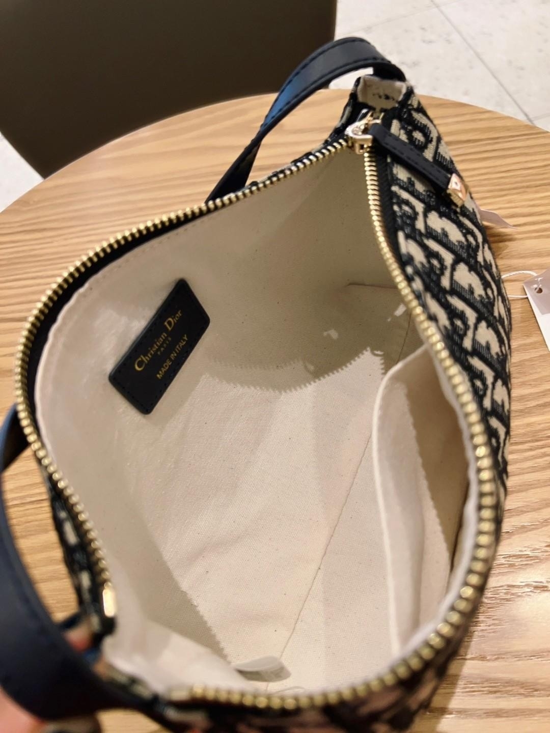 Medium DiorTravel Nomad Pouch Blue Dior Oblique Jacquard / DIOR AMBER MEDIUM BUCKET BAG กระเป๋าถือทรงพอช หรูหรามีสไตส์เป็นเอกลักษณ์
