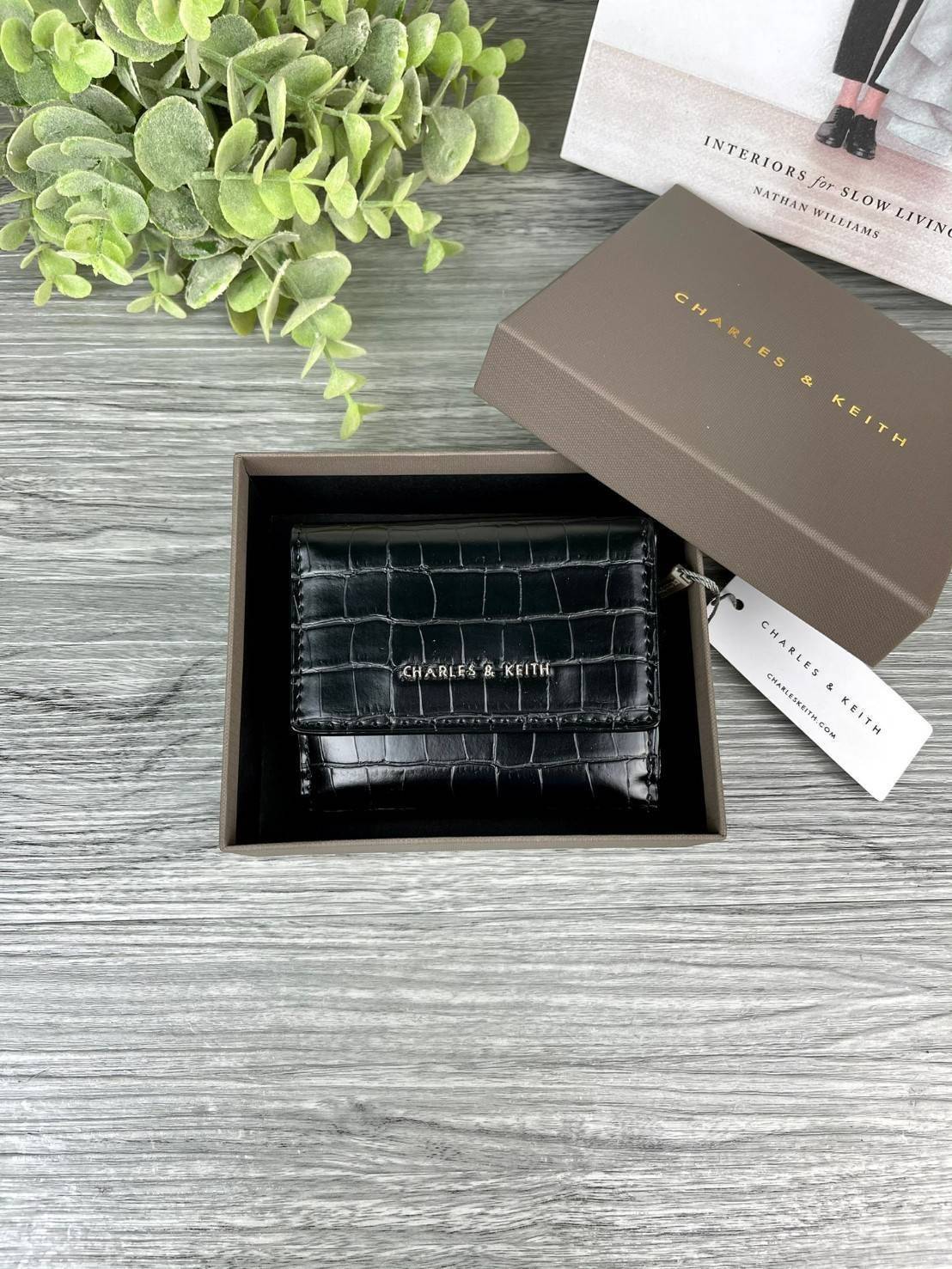 Charles & Keith Croc-Effect Short Wallet กระเป๋าเงิน 3 พับใบสั้น จุของได้ครบ! วัสดุพิมพ์ลายจรเข้