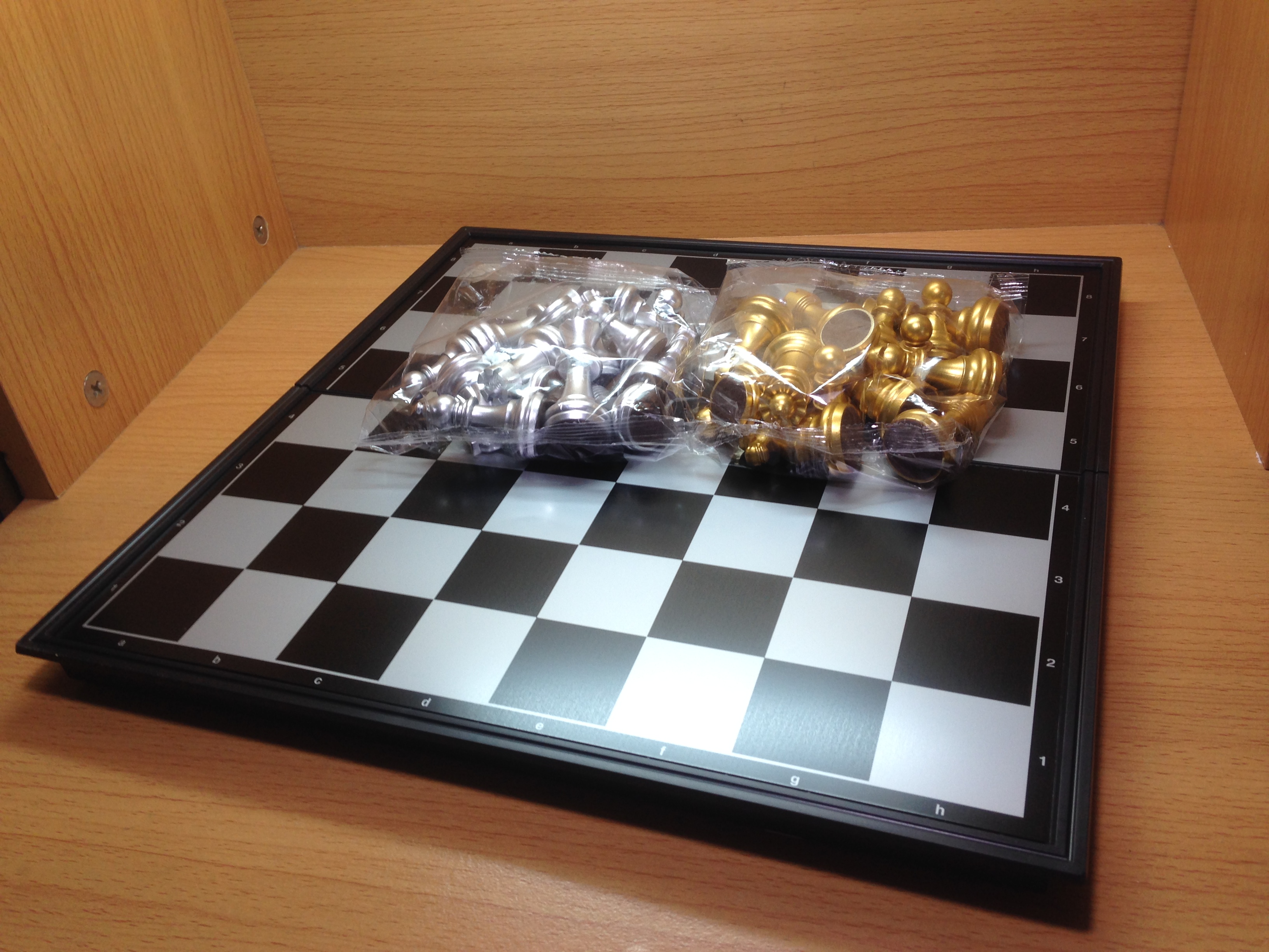 หมากรุกสากลแม่เหล็กตัวหมากสีทองและเงิน กระดานช่องสีดำและขาว แบรนด์UBกล่องใหม่