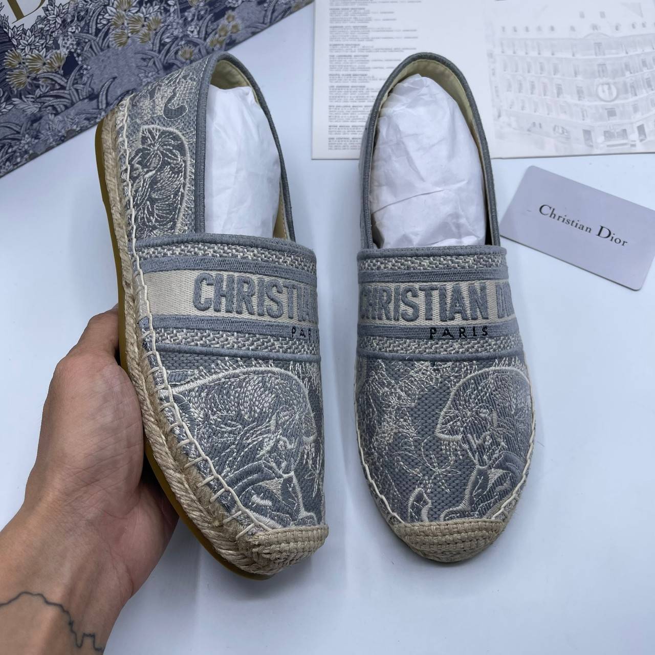 DIOR GRANVILLE ESPADRILLE SS21 Oblique Embroidered Cotton รองเท้าที่เป็นเอกลักษณ์ ที่สุดแห่งความหรูหราที่ใช้งานได้ทุกวัน ตัดเย็บจากผ้าฝ้ายปักลาย ประดับด้วยรายละเอียดสวยงาม งานเกรดออริจินอล 1:1 เหมือนที่สุด มีเลข Code ภาพสินค้าถ่ายจากงานขายจริง ไม่โป๊ะแตกแ