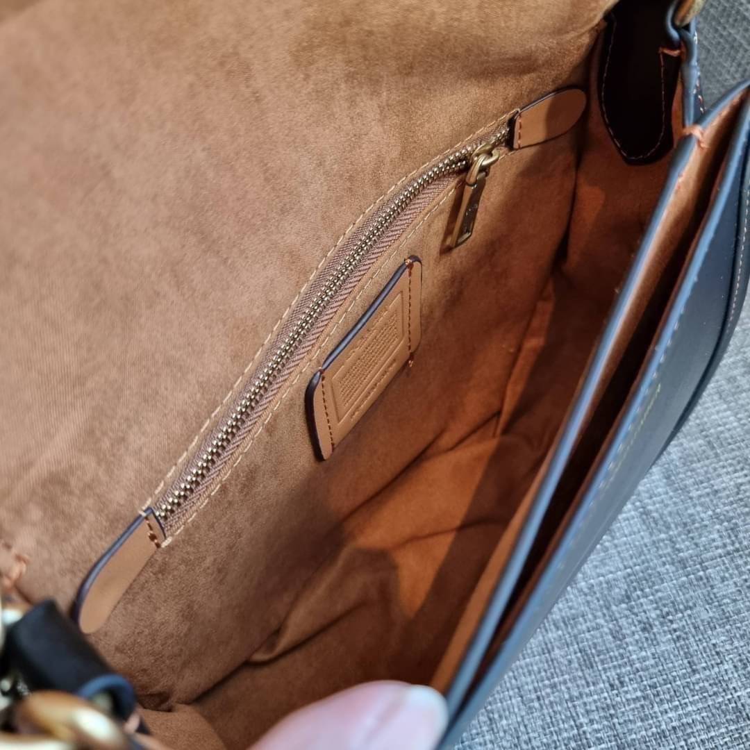 COACH C0749 BEAT SADDLE BAG The best item! ที่สาวๆรอคอย! ฮอตไฟลุก! สีหายาก ละมุนคุณหนู คอลเลคชั่นใหม่ ดีไซน์หรูหรา พิเศษมากๆมาพร้อมสายสะพาย 2 เส้น ใช้คู่กันหรือแยกสะพายก็สวยครบสูตร กระเป๋าสะพายทรง saddle คลาสสิค วัสดุหนัง glove-tanned ทนทาน เปิด-ปิดด้วยกร