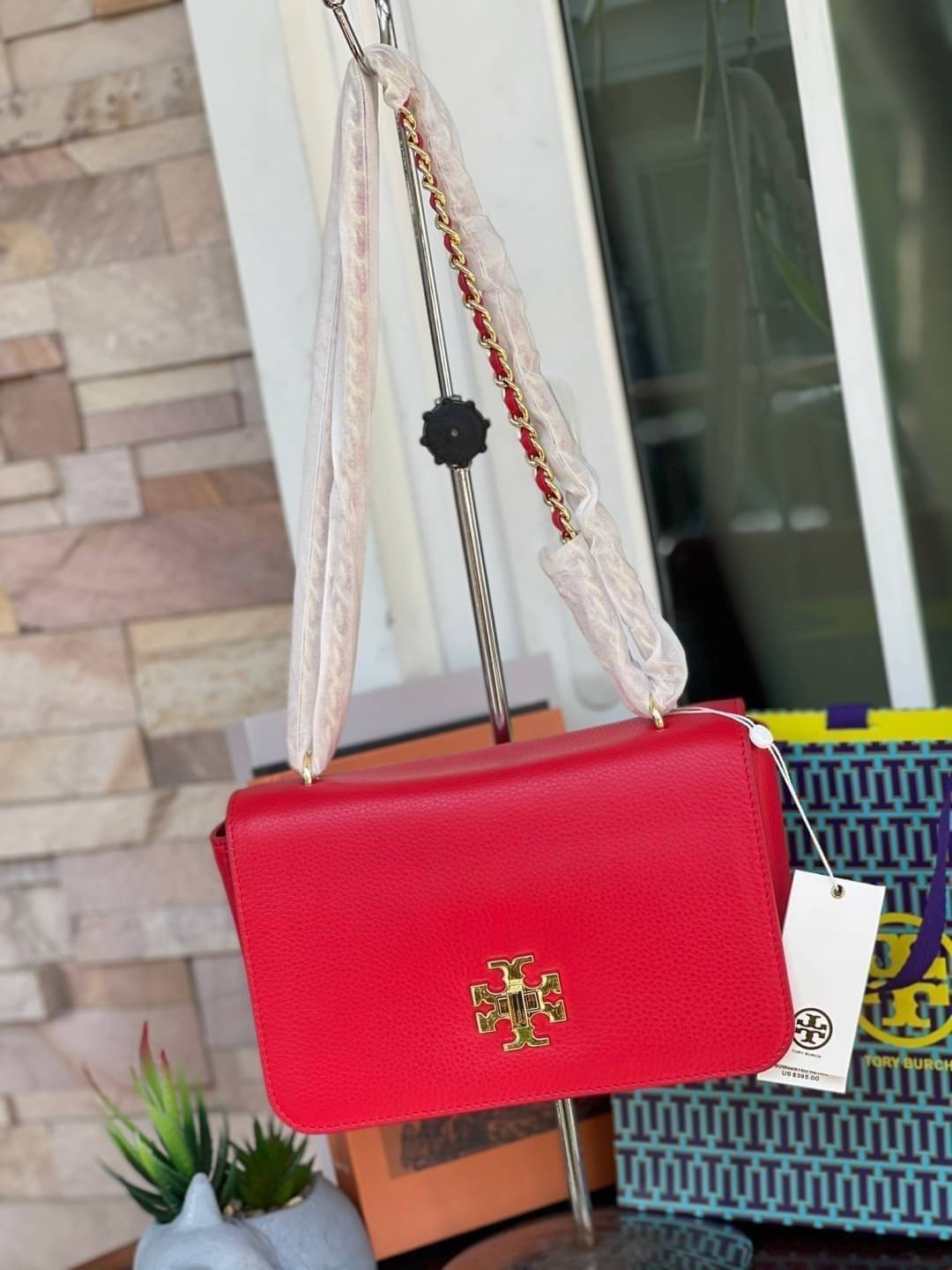 Tory burch description mercer adjustbale shoulder bag เป็น Collection รุ่นท็อปที่สาว ๆ หลายคนถูกใจ ด้วยทรงกระเป๋าคลาสสิกสุดเก๋ ใช้งานแบบไหนก็ดูดี ในลุคช์สาวหวานแบบสะพายสายคู่ หรือ ต้องการความคล่องตัวด้วยการสะพายแบบครอสบอดี้ มีดีไซน์ที่ Practical ต่อการใช้