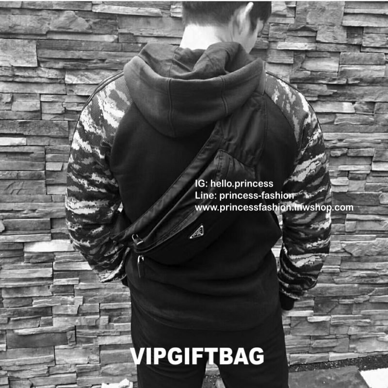 Must Have Now อีกหนึ่งรุ่น Prada เหมาะกับท่านชาย เป็นอย่างยิ่ง กับกระเป๋าคาดอก / คาดเอว ทรงสวย จากงานพรีเมี่ยมกิ้ฟจากแบรนด์ PRADA ทรงฮิต วัสดุผ้า NYLON คุณภาพดี กันน้ำ100% ใส่ของได้หลากหลาย ตัวกระเป๋าอะไหล่สีเงิน ตัวล้อคปั้มจมแบรนด์สุดหรู ด้านมาพร้อมซิปด้