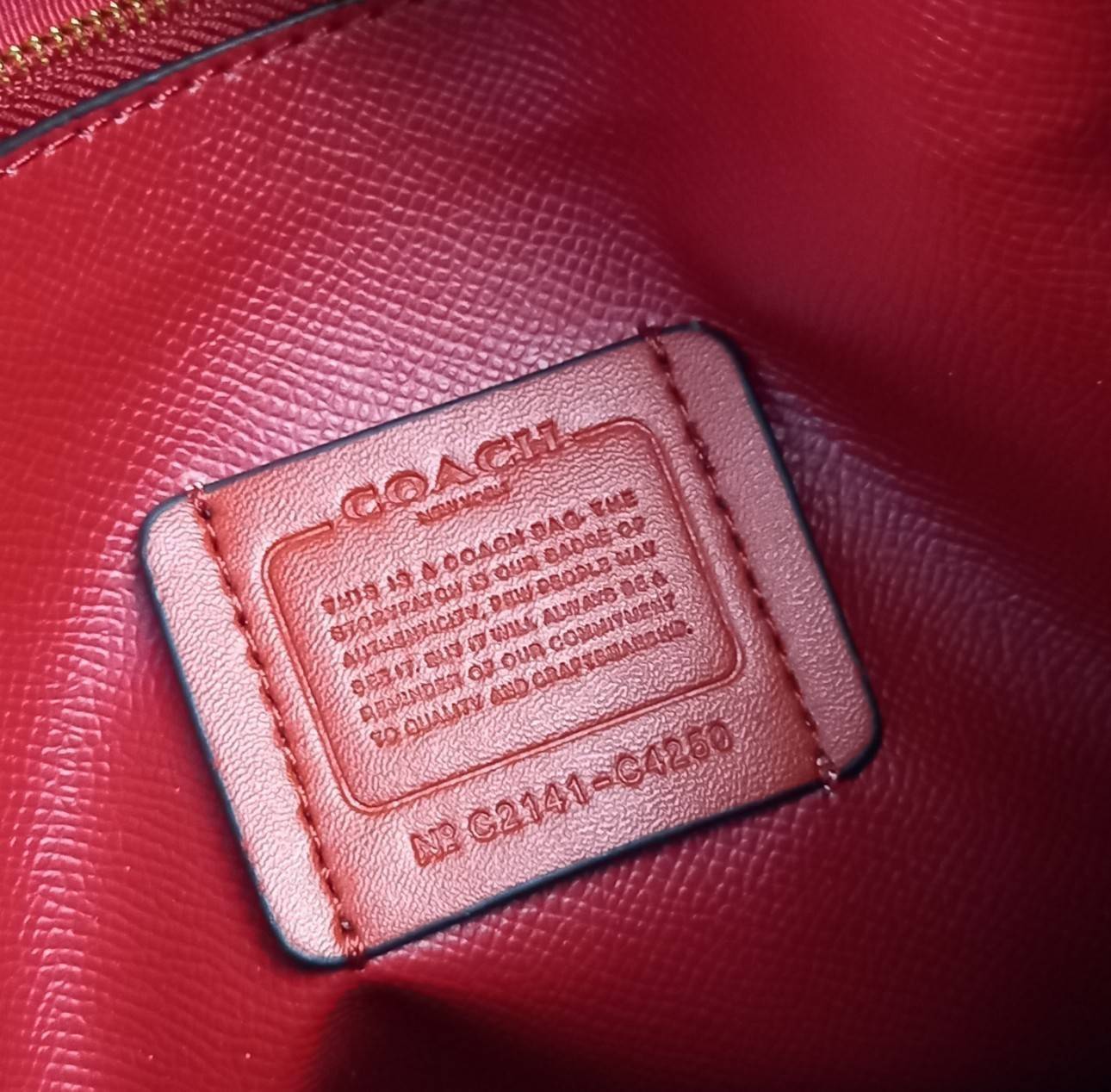 ไม่หลงรัก ทำไงไหว!! COACH MOLLIE TOTE 25 IN SIGNATURE CANVAS WITH SNOOPY (COACH C4250) กระเป๋าถือ กระเป๋าสะพาย รุ่นฮิต พิมพ์ลาย น่ารักเกินเบอร์ได้อีก// ขนาดเหมาะมือ มีสายสะพายยาว ถอดและปรับระดับได้ //วัสดุแคนวาส ผสมหนังแท้ ขึ้นทรงสวย ลาย SIGNATURE ด้านในโ