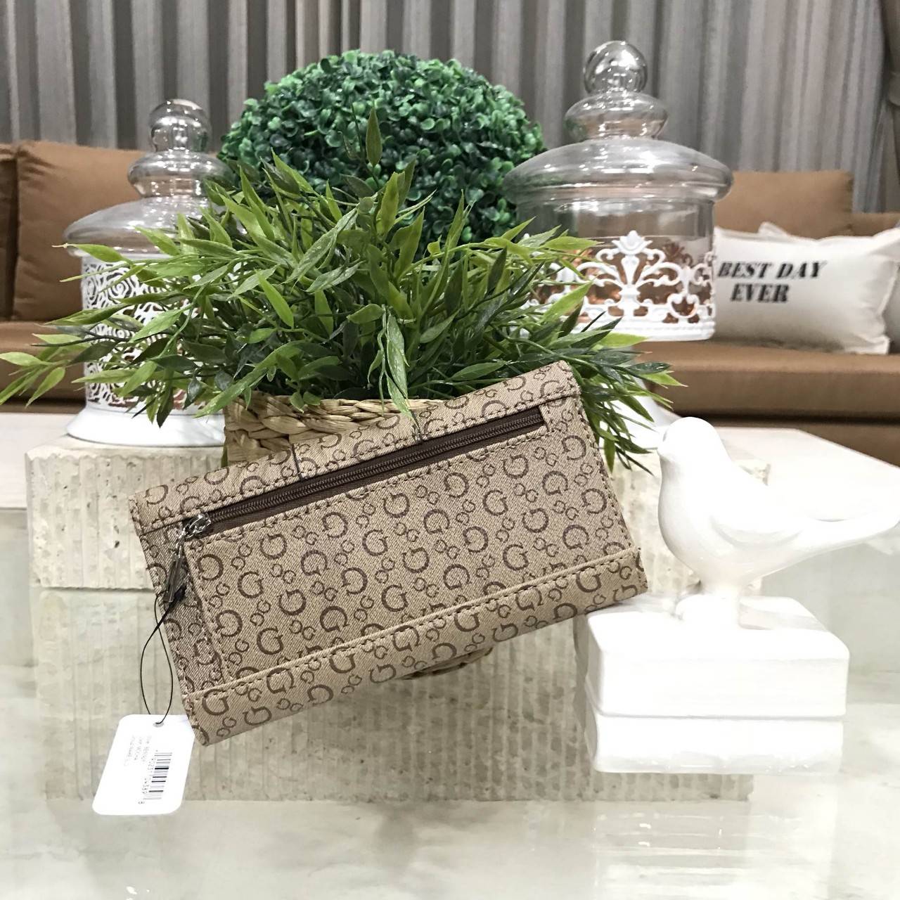 GUESS FACTORY WOMEN'S LONG WALLET 2018 กระเป๋าสตางค์ใบยาวฝาปิดหนัง Saffiano ลาย Signature สวยอยู่ทรงด้านหน้าประดับโลโก้แบรนด์ดูดี ด้านหลังมีช่องซิป ภายในมีช่องแบ่งหลายช่องเป็นสัดส่วน มีช่องใส่ธนบัตร ช่องซิป ช่องใส่บัตร ใส่มือถือ iphone8+ ได้ ตัวจริงส