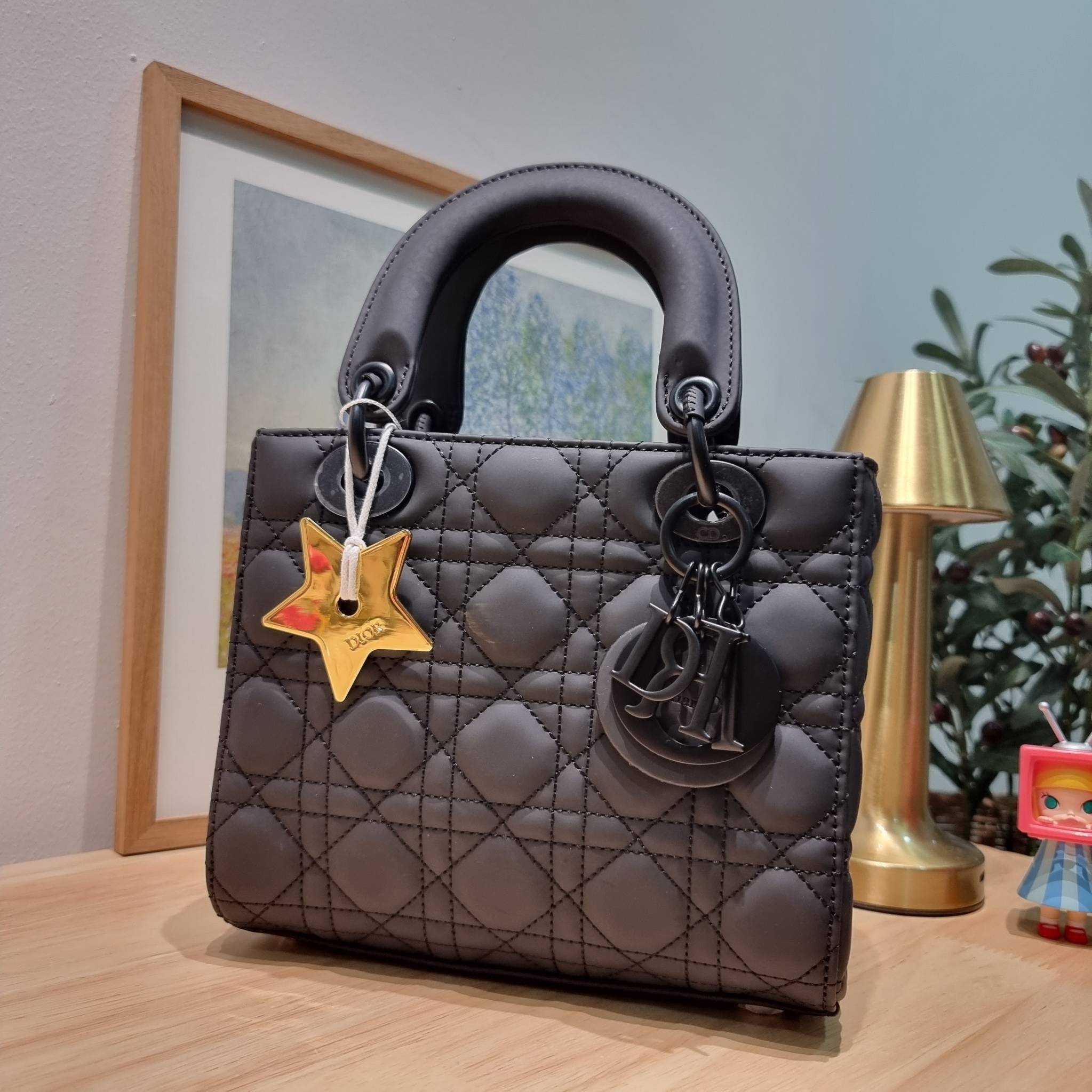 SMALL LADY DIOR MY ABCDIOR BAG Ultramatte Cannage Calfskin / CD LADY ULTRAMATTE BAG พร้อมส่ง กระเป๋าสะพายข้าง ดีไซน์เรียบง่าย แต่แฝงไปด้วยความหรูหรา ทรงกล่องคลาสสิค โดดเด่นด้วยพวงกุญแจอะไหล่สีเดียวกับตัวกระเป๋า ผิวแมทท์ ลายเส้นซ้อนทับสวยงาม