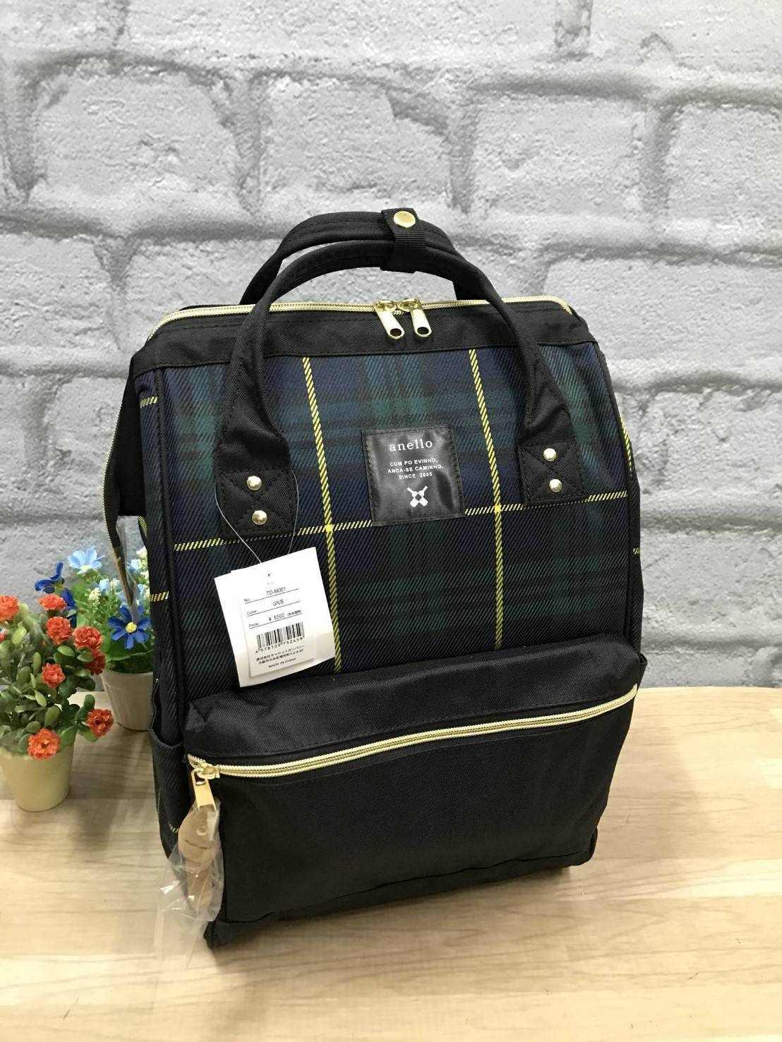 Anello Scottish Canvas Rucksack รุ่นใหม่ชนช้อปญี่ปุ่นกันไปเลยคร้า !!! เป้ขนาดไซส์ Classic วัสดุ ผ้าแคนวาส มีช่องซิปด้านหน้า มีช่องเก็บของด้านข้างทั้งสองด้าน ที่หูจับมีตัวล้อค มีโครงที่ปากกระเป๋า มีซิปด้านหลังเพื่อหยิบจับของภายในด้านหน้าผ้าลายสก็อต ลงตัวกั