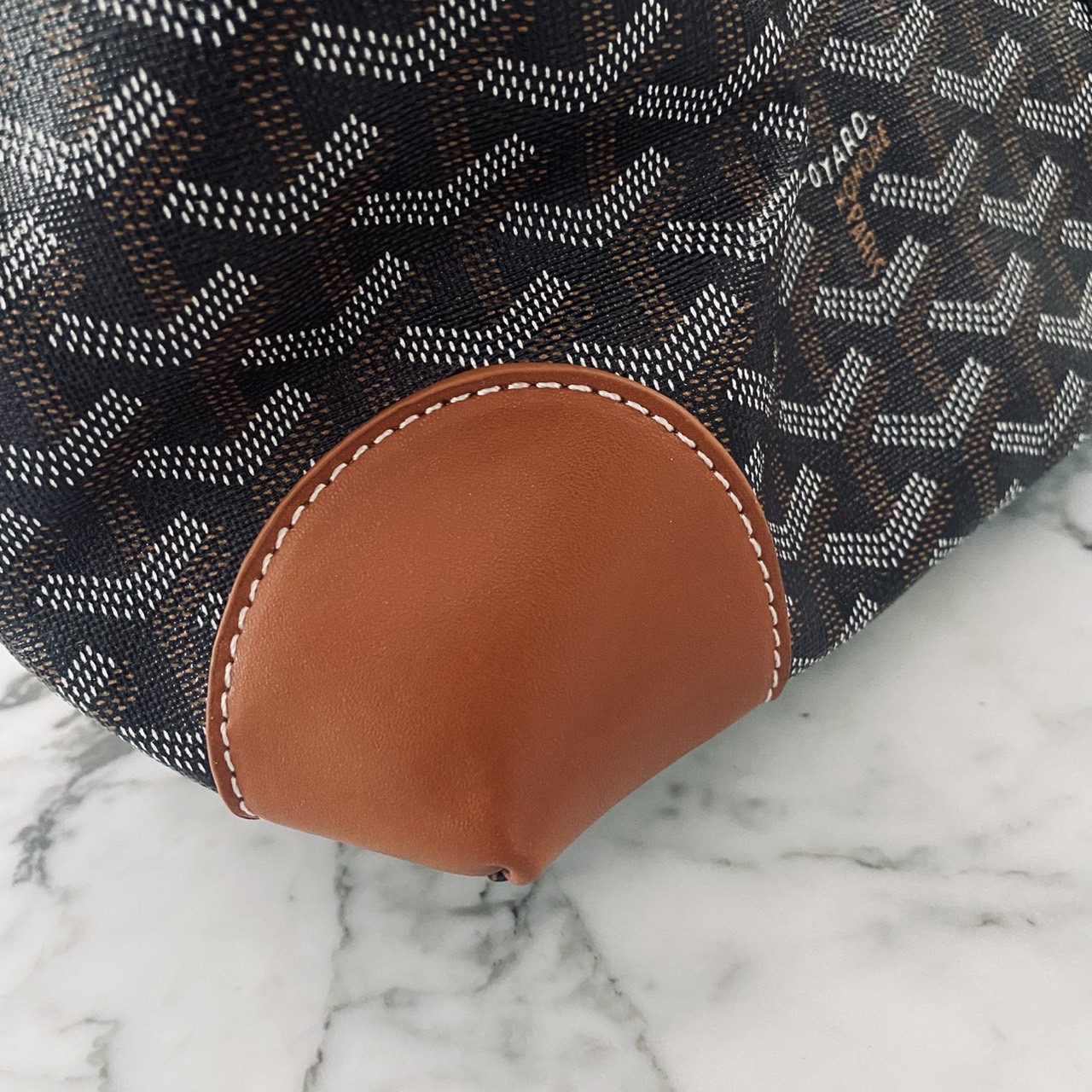 Goyard Boeing Travel 55 Duffle Bag กระเป๋าเดินทางใบใหญ่ ดีไซน์สวยคลาสสิกเป็นเอกลักษณ์ ไอเท็มที่จะทำให้การเดินทางไม่ธรรมดาอีกต่อไป ด้วยดีเทลความเป็นเอกลักษณ์ เรียบแต่หรู ภายในจุของได้เยอะมาก