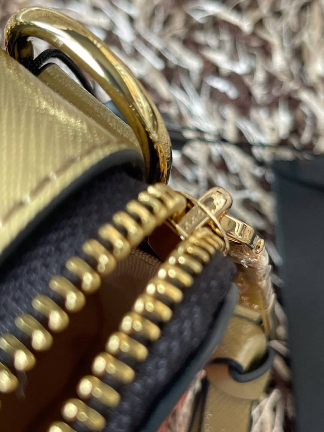 Marc Jacobs Snapshot Bag กระเป๋าแบรนด์ดังจากสัญชาติอเมริกัน นับได้ว่ารุ่นนี้เป็นรุ่นทรงฮิตเลยทีเดียว โดยด้านหน้ากระเป๋าจะเป็นโลโก้แบบโลหะที่เป็นสัญลักษณ์ของแบรนด์นี้ มาพร้อมสายสะพายที่จะสะพายยังไงก็ดูโดดเด่น เพราะขนาดใหญ่ที่สกรีนตัวอักษรโลโก้ ในรูปแบบต่าง