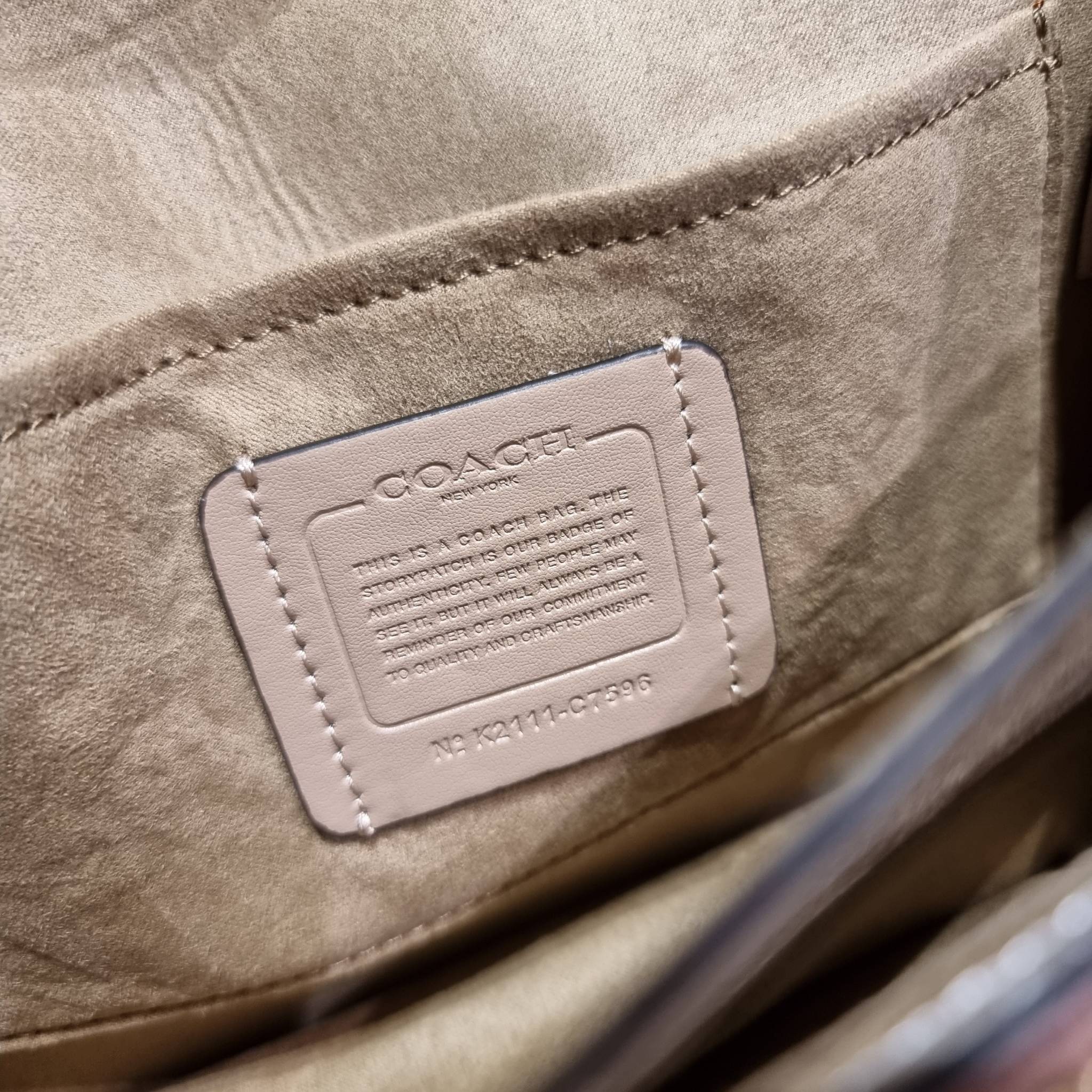 COACH C7596 KLARE CROSSBODY WITH HEART PETAL PRINT หนึ่งคอลเลคชั่นที่ฮิตไม่หยุดยั้ง!! ขายดิบขายดีทุกดีไซน์ รอบนี้มาตอบโจทย์สายหวาน ใหม่ล่าสุด น้องน่ารักม้ากกกก!! กับกระเป๋าสะพายข้าง โทนสีละมุนลูกคุณ!! คือดี!! เพิ่มลูกเล่นช่อดอกไม้หัวใจ ให้มีสีสัน สายสะพาย