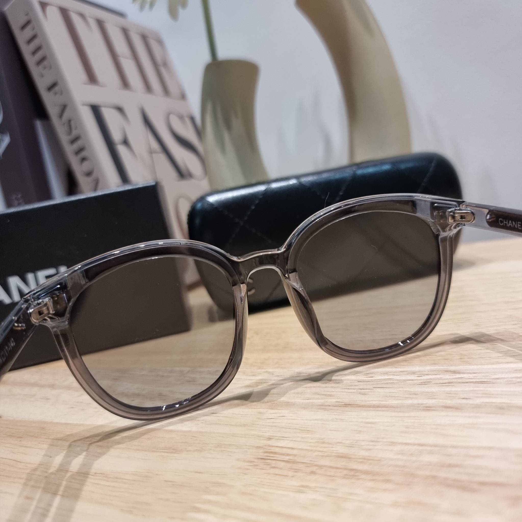 Chanel eye-glasses UV protection gift Box set สุดคุ้ม มาพร้อมอุปกรณ์ครบเซ็ท ดีไซน์ชิคมากแม่!! รับรองไม่ซ้ำใคร ใส่เสริมโหงวเฮ้ง ดูผู้ดี มีพกติดตัวไว้ไม่ตกเทรนด์ ใช้ได้ทุกโอกาส ทุกสถานการณ์ ใส่ที่บ้านถนอมสายตา