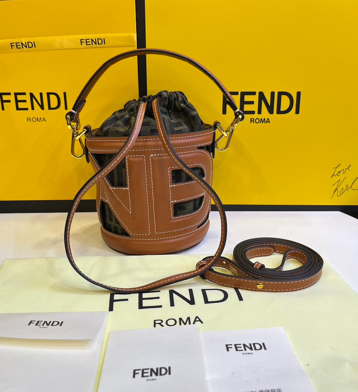 พร้อมส่ง 2 สี FENDI Step Out canvas bucket bag MINI 13cm กระเป๋าสะพายทรงบัคเก็ต ไซส์มินิ เกรดออริ สลับแท้ 1:1 ใช้ต่างประเทศได้