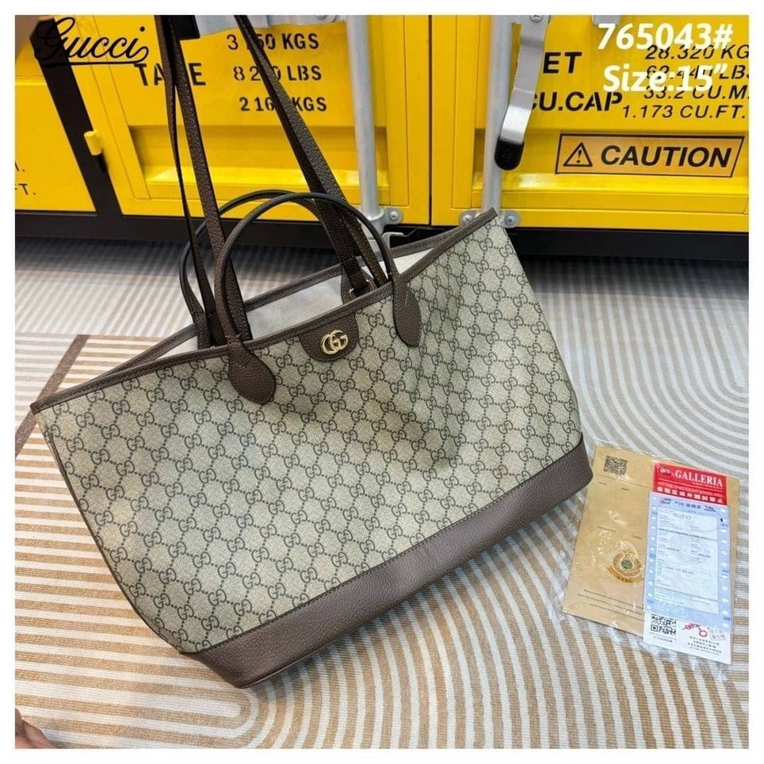 GUCCI Ophidia medium tote bag กระเป๋าทรงโท้ทรุ่นยอดนิยม สวยคลาสสิคตามฉบับแบรนด์ ไซส์กลางใช้งานง่าย ด้านในกระเป๋ากว้างมาก จุของได้สบายๆ ไม่ใช่แค่สวยแถมยังใช้ประโยชน์ได้เต็มที่ แบบนี้คุ้มค่าที่สุดแล้ว สะพายไปเที่ยว short vacation ได้สบายๆ ราคาน่ารักและจับต้