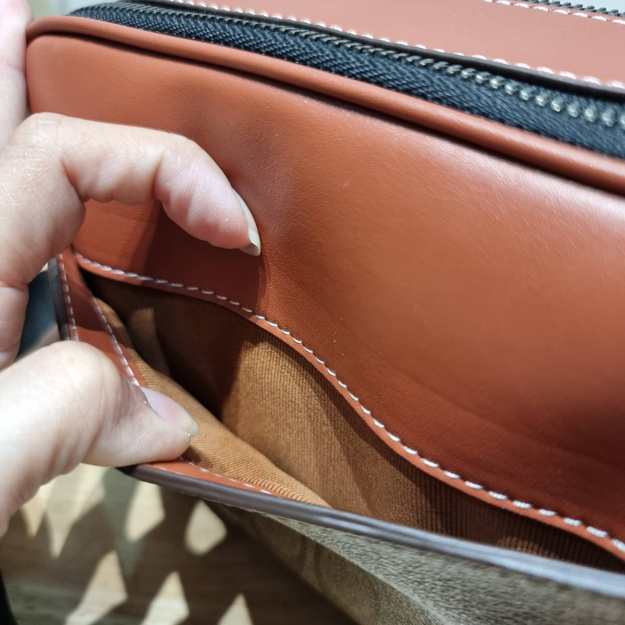 Coach X Peanuts Graham Crossbody In Signature Canvas With Patches CE746 กระเป๋าครอสบอดี้ทรงยอดฮิต กับคอลเลคชั่นใหม่ เฉลิมฉลองเทศกาลคริสต์มาส รุ่นนี้สามารถใช้ยูนิเซ็กส์ สาวๆหนุ่มๆได้หมด น่ารักน่าใช้เกิน!! รูปทรงดีไซน์คลาสสิค สีสันโดดเด่นสดใส ใช้งานสะดวก วั