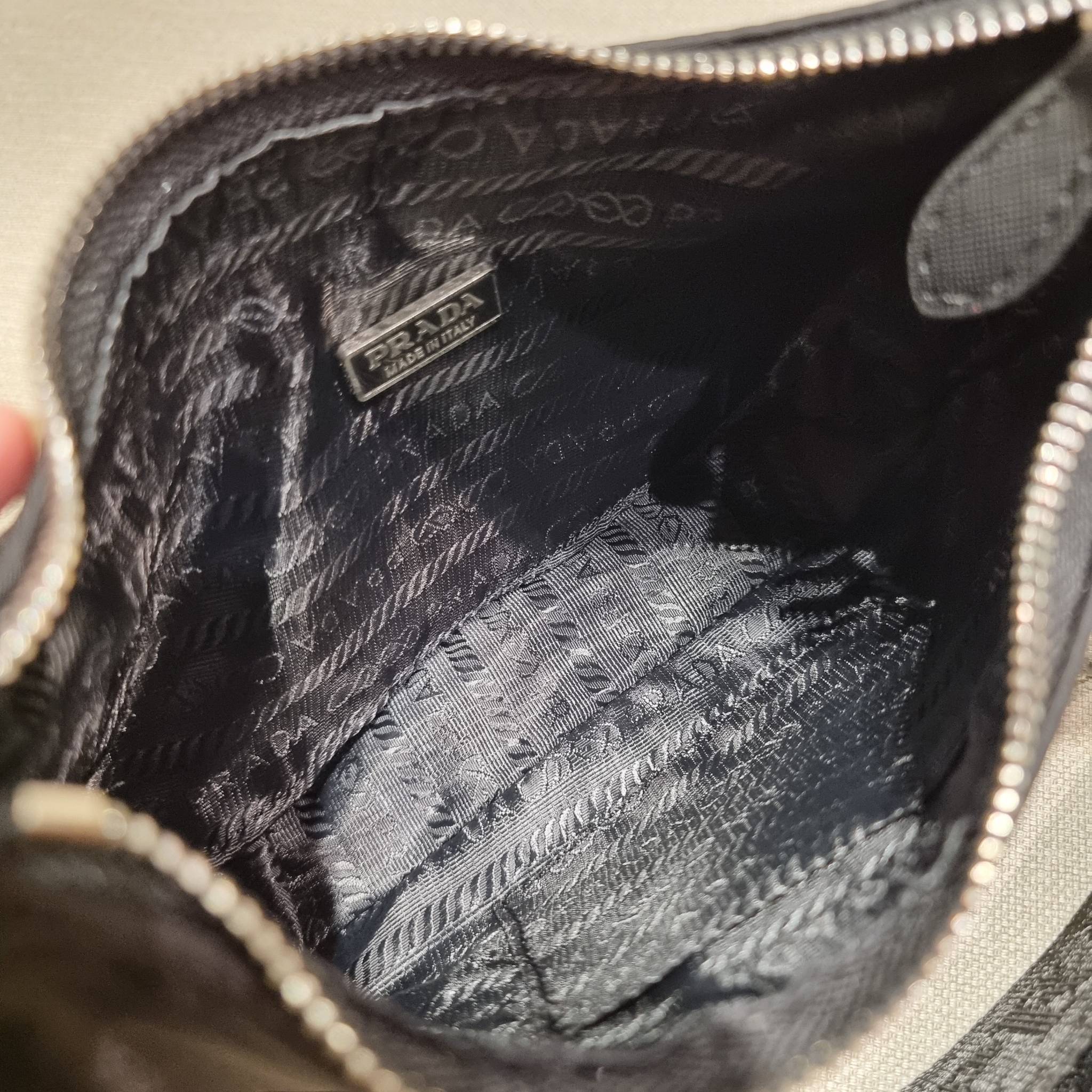 VIP 🥂 PRADA RE-EDITION 2005 RE-NYLON SHOULDER BAG ไอเท็มสุดปัง ที่ฮิตตลอดกาลไม่ว่าจะปีไหนๆ จัดให้ครบทั้งสีขายดีและสีใหม่ล่าสุด ที่สายคุณหนูห้ามพลาด!! กับกระเป๋าสะพายทรงคลาสสิค เหมาะเป็น everyday bag มากๆ วัสดุผ้าไนล่อนคุณภาพ พร้อมใบลูก ไว้ใส่เหรีย