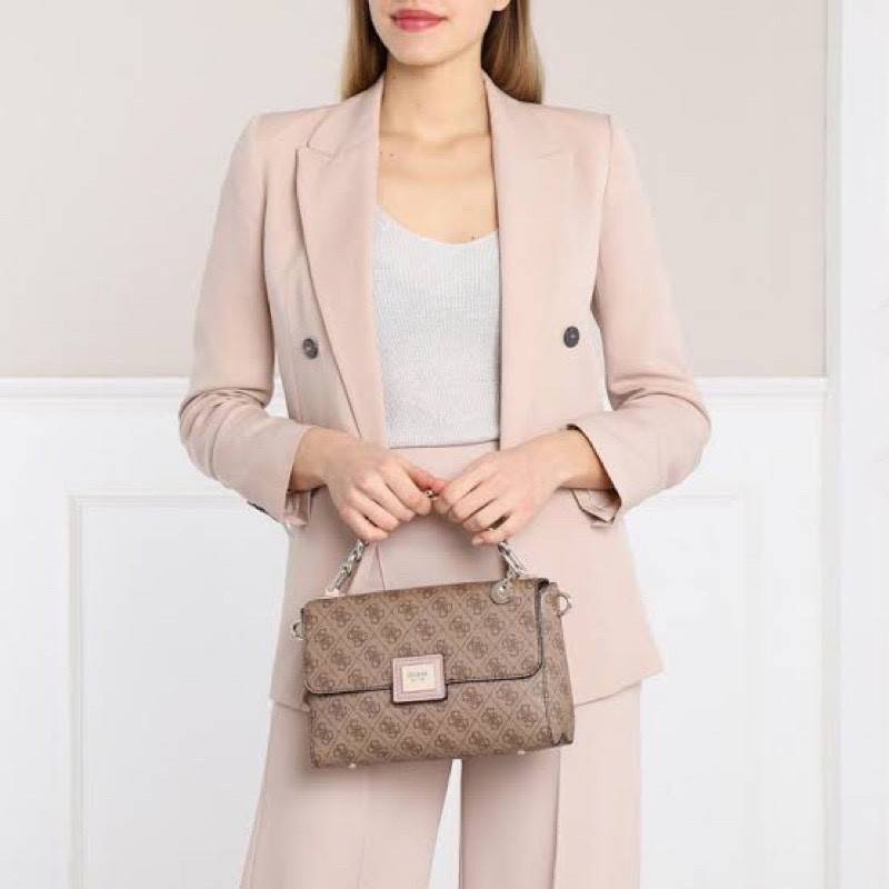 ราคาปังปิ๊นาศ (!!) มากแม่ 💕 GUESS Candace Top Handle Flap Bag กระเป๋าสะพาย Crossbody / คล้องแขน ถือออกงานได้ ทรงน่ารัก จากแบรนด์ GUESS สวยอยู่ทรง ขนาดกำลังดี น้ำหนักเบา ด้านหน้ามีโลโก้แบรนด์อะไหล่ทอง มีอะไหล่โซ่ห้อยด้านหน้าสามารถคล้องแขนและถือได้ 