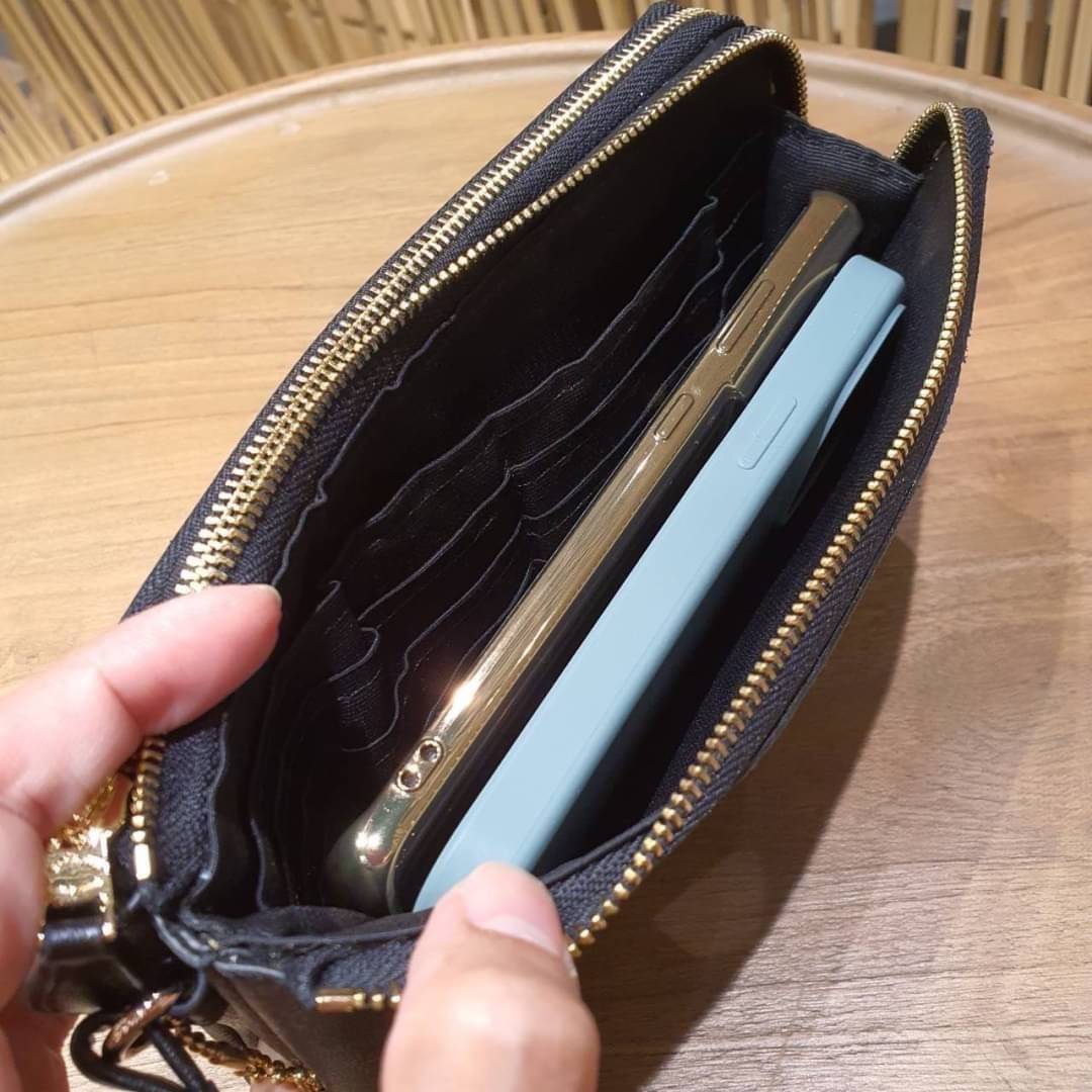 COACH F54057 DOUBLE ZIP WALLET IN SIGNATURE กระเป๋าคล้องมือ size L ใบนี้ใส่มือถือได้ทุกรุ่น ขนาดกำลังดี พกพาสะดวกมากๆ วัสดุหนังสังเคราะห์ ภายในเป็นผ้าสีสวยคม ใส่ธนบัตร ใส่บัตรได้เยอะ ใส่มือถือได้สบายๆทุกรุ่น ตอบโจทย์สาวๆที่ไม่ชอบพกเยอะวุ่นวายจ้า ใบนี้เอาอ
