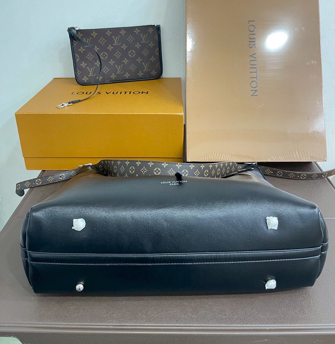 LV CarryAll Vibe MM ใหม่ล่าสุด กระเป๋าสะพายทรงโท้ทใบใหญ่ สวยหรูดีไซน์เรียบง่ายคลาสสิค ดูผู้ดี มาพร้อมใบลูกลายโมโนแกรมสุดไอคอนิก รูปทรงสวยตลอดกาล ใช้ได้กับทุกลุค ทุกโอกาส ภายในโล่งกว้างมาก ใส่ของสำคัญได้ครบแน่นอนจ้า