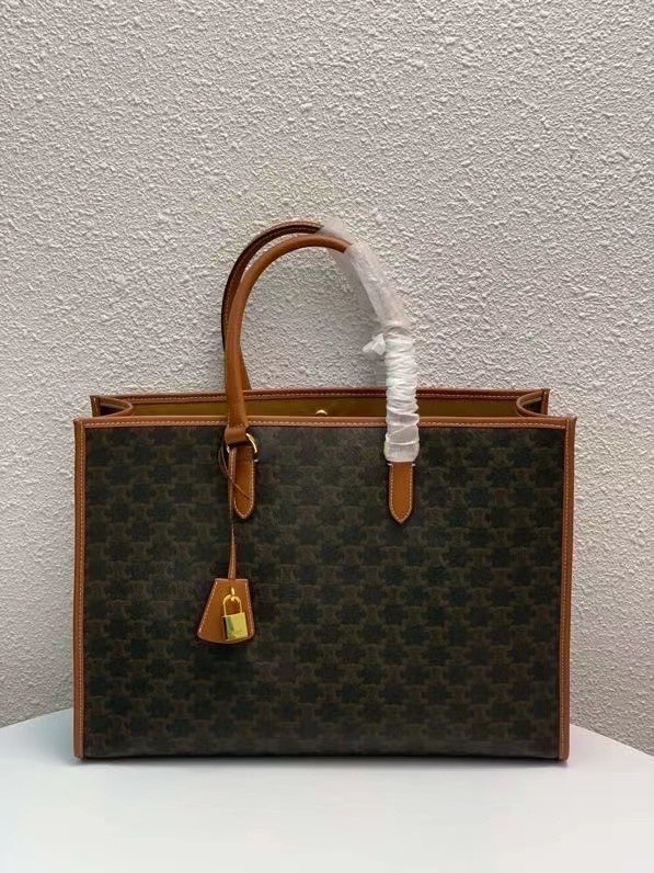 หนังแท้ CELINE HORIZONTAL CABAS IN TRIOMPHE CANVAS AND CALFSKIN / CELINE TOTE พร้อมส่งที่ไทย กระเป๋าโท้ทใบใหญ่ งานหนังแท้ CALFSKIN ทั้งใบ ใช้หนังเยอะมาก ราคานี้คุ้มมากค่ะ ภายในโล่งกว้าง จุของได้เยอะ ภาพสินค้าถ่ายจากงานขายจริง ใช้งานต่างประเทศได้