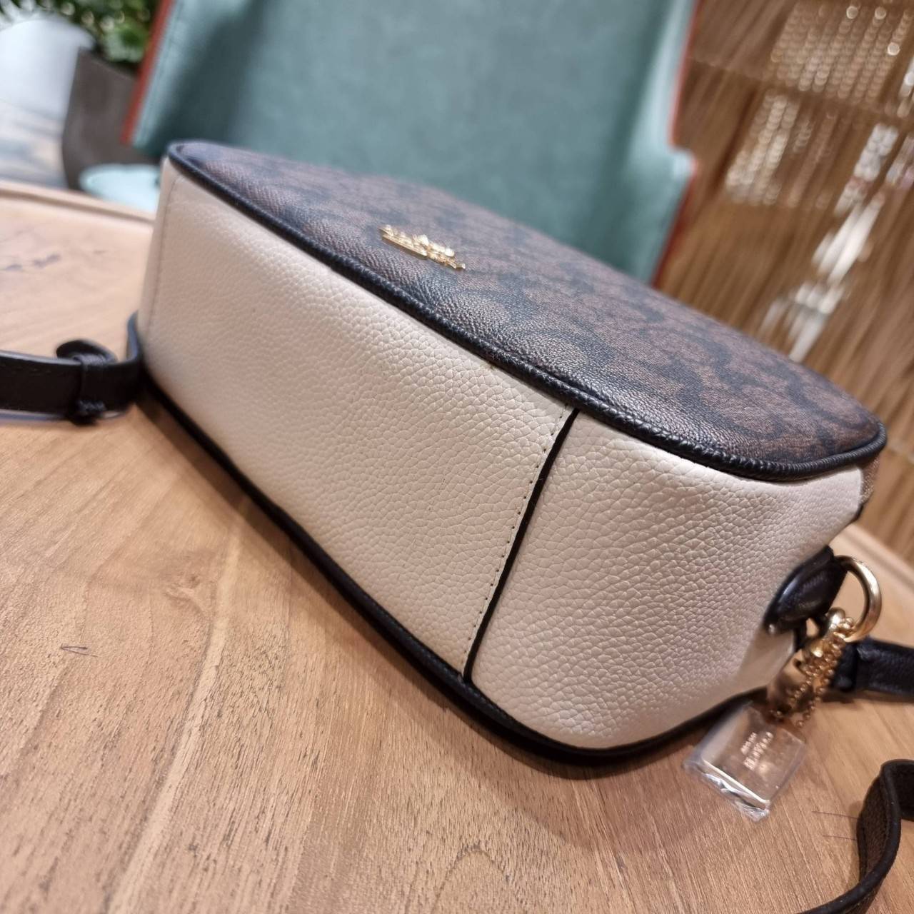 ใครที่รออยู่ห้ามพลาดเลยจร้าา! COACH JES CROSSBODY IN BLOCKED SIGNATURE CANVAS ((1767)) พร้อมส่งอีกครั้ง สินค้าขายดี กระเป๋าสะพายครอสบอดี้ร์หรือสะพายข้างได้ หนังแท้อย่างดีค่ะ 🔺สีหนังของรุ่นนี้ผสมกันได้ลงตัวดูดีมากๆทีเดียวค่ะ กระเป๋าแบบ2ช่องซิป ภายใ