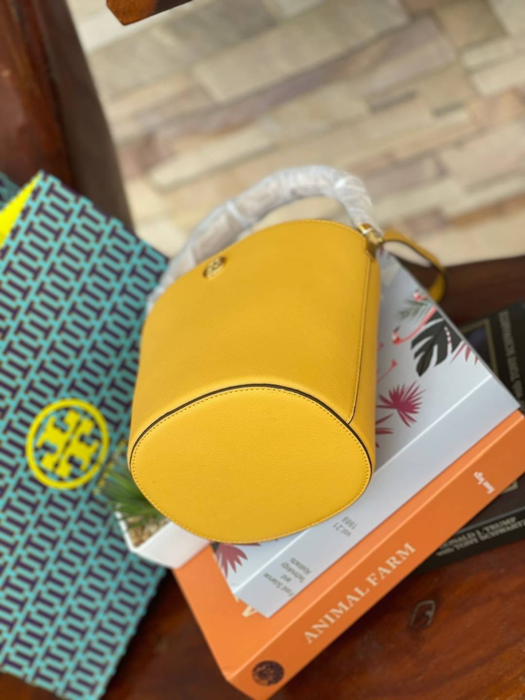 ของแท้ 💯% Tory Burch Robinson mini bucket bag ด้วยความที่ยืนหนึ่งในเรื่องแบบExotic จึงเชื่อมั่นได้เลยว่า Tory Burch ถูกคัดสรรมาแล้วอย่างพิถีพิถัน