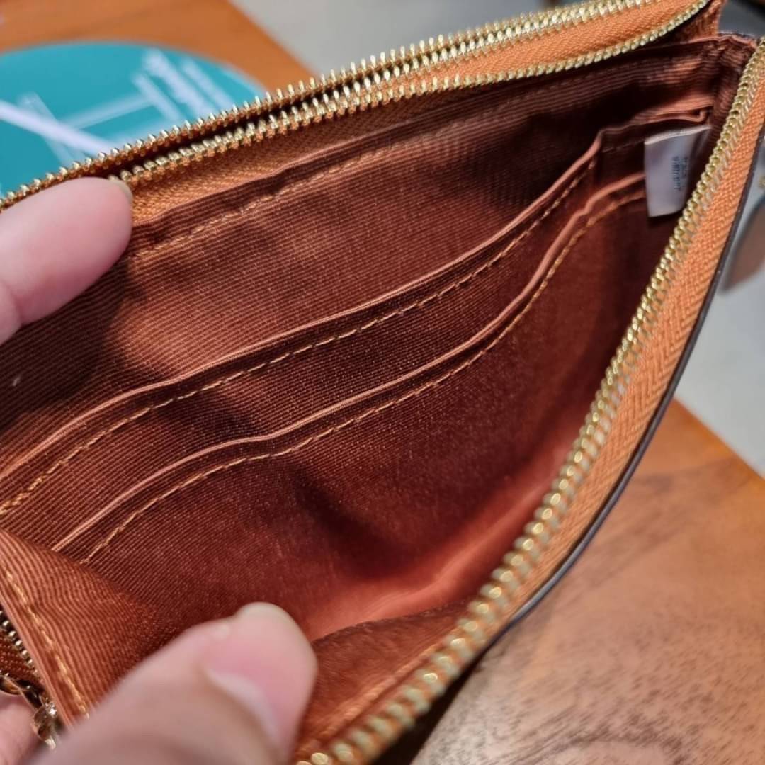 COACH F87591 DOUBLE CORNER ZIP WALLET IN SIGNATURE COATED CANVAS คล้องมือรุ่น 2 ซิป!! มาแล้วจ้า 🌟🤗 ไซส์นี้คือเหมาะมือจริงๆ พกง่ายเช่นเคย ไม่ต้องกังวลว่าจะเกะกะหรือกินพื้นที่กระเป๋าหลัก วัสดุหนังแคนวาสเคลือบลาย มีช่องหลักแยก 2 ช่อง ภายในบุผ