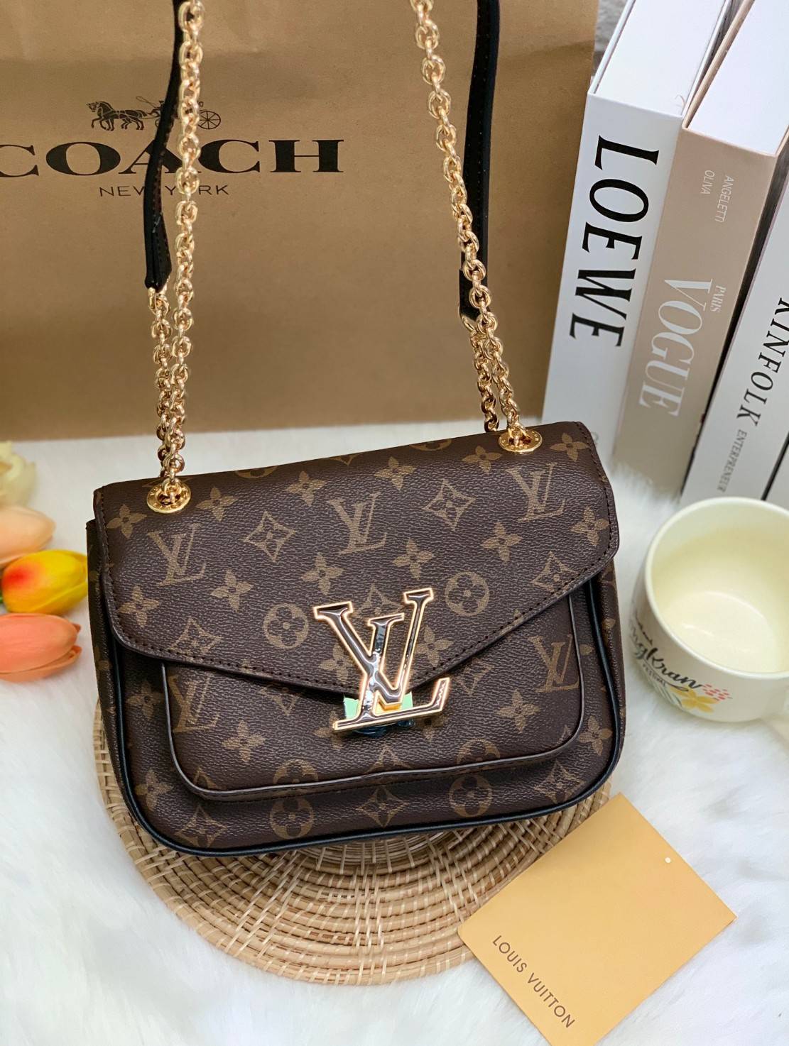 LOUIS VUITTON PASSY MONOGRAM 2 WAYS HANDBAG พร้อมส่งความสวย! กระเป๋า LV จาก Premium gift ต่างประเทศ ✔️รุ่นนี้เป็นหนังแท้ลาย monogram ทรงกระเป๋าคือสวยหรู ดูดีมากๆค่ะ