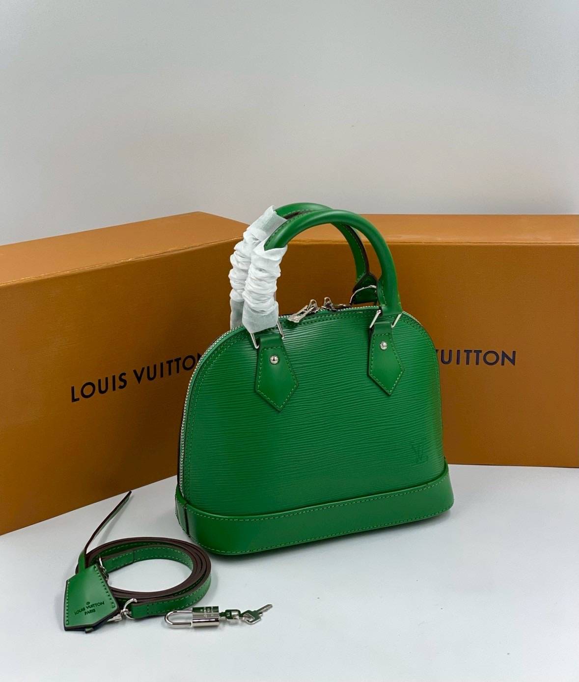 RI หนังแท้ | LV Alma BB bag handbag Epi grained leather กระเป๋าสะพาย/กระเป๋าถือ คลาสสิกเหนือกาลเวลา หนัง Epi มีลวดลายเฉพาะและสีสวยงามทั้งใบ