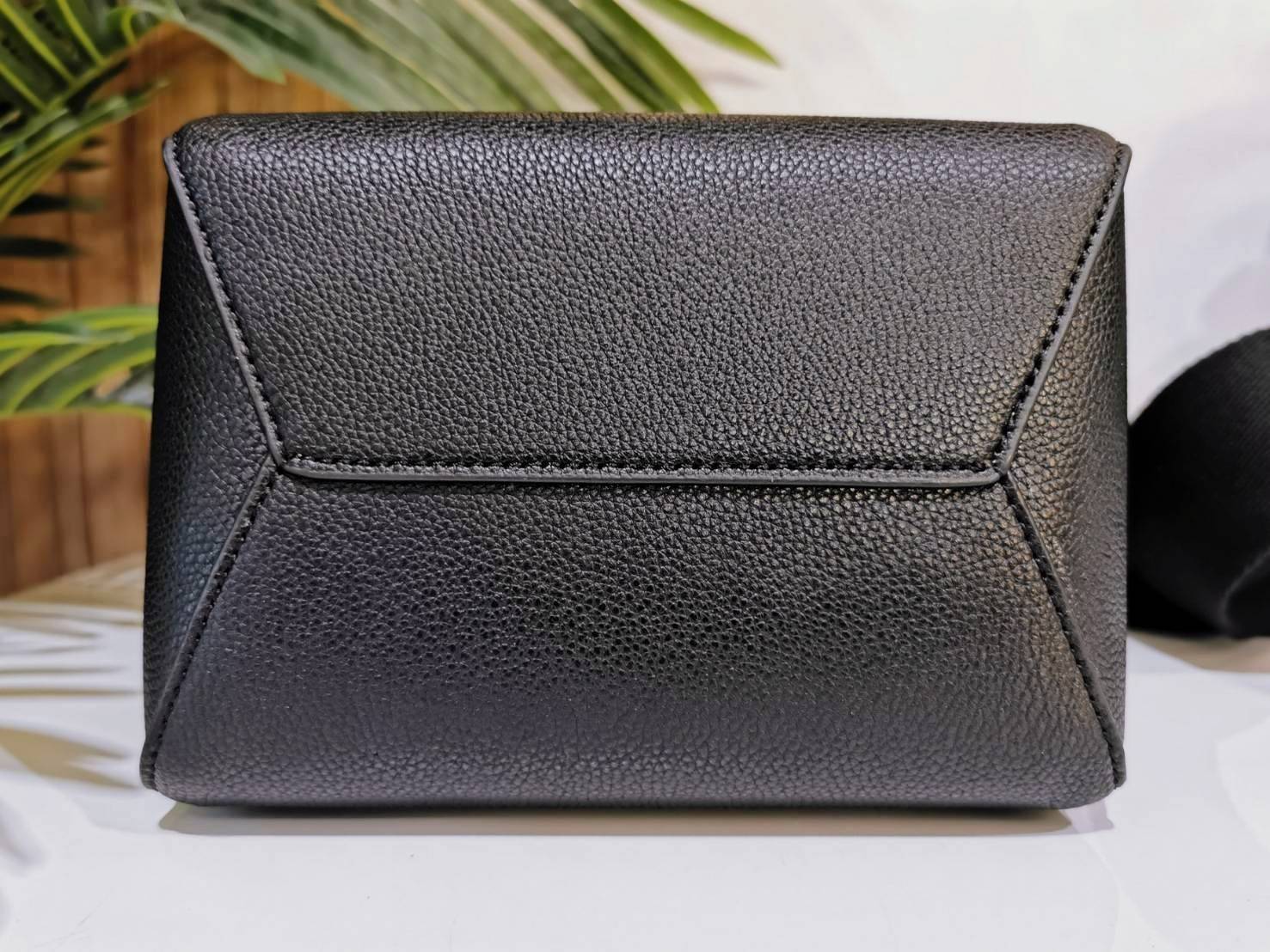 CELINE TRIOMPHE BUCKET BAG VIP GIFT WITH PURCHASE (GWP) พรีเมี่ยมกิ๊ฟ Limited Edition จาก CELINE PERFUME DUTY FREE COUNTER วัสดุหนังแท้ CALFSKIN ดีไซน์ทรง Bucket ขนาดกำลังดี มาพร้อมใบเล็กด้านในแยกใช้ได้ น้ำหนักเบา ภายในกว้างใส่ของใช้ได้เยอะพร้อมสายสะพายให