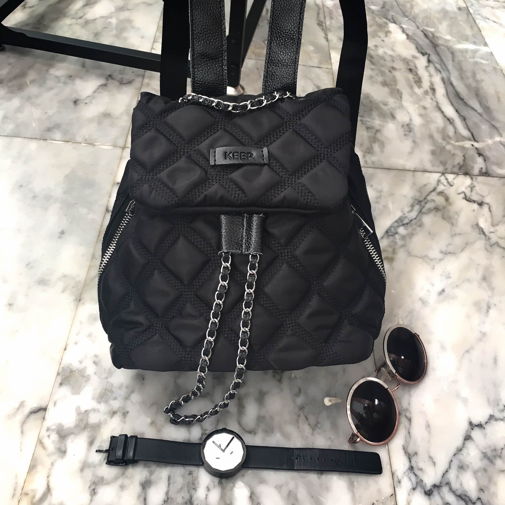 กระเป๋าเป้!!! ทรงน่ารักมากๆๆๆ จากแบรนด์ KEEP รุ่น Monster bite backpack #จุดเด่นที่ >ตัวกระเป๋าทำจากผ้าไนล่อนเนื้อดี ตีลายตาราง >น้ำหนักเบามาก เพียงแค่ 4 ขีดเท่านั้น >สามารถปรับสายโซ่ สะพายไหล่ได้คะ >ขนาดกระเป๋ากำลังดีคะ ใส่ กปต ยาว มือถือได้