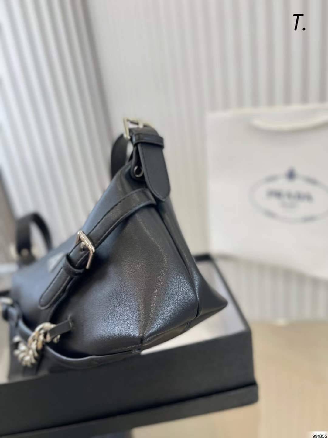 PRADA SHOULDER LEATHER BAG พร้อมส่งที่ไทย เข้าใหม่ สวยหนักมากก จำนวนจำกัดค่ะ! ดีไซด์สวยเก๋ ลุควินเทจ สามารถใช้ไปทำงานพกไปปาร์ตี้สุดเริ่ดไปเลยค่ะ