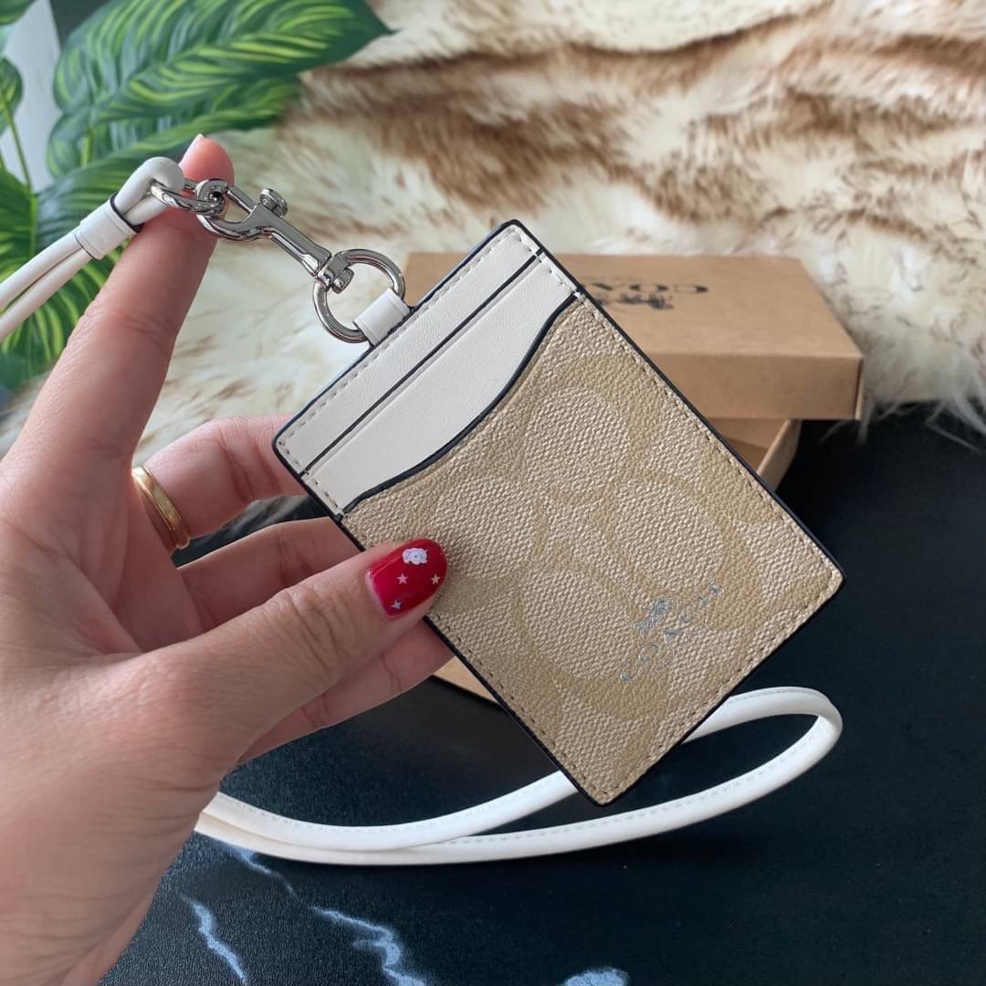 COACH F63274 ID LANYARD IN SIGNATURE COATED CANVAS กระเป๋าใส่บัตรคล้องคอ ลาย C ทั้งใบ ด้านหน้าตกแต่งชื่อแบรนด์ สวยมากกก ใส่บัตรพนักงาน และบัตรต่างๆ มาพร้อมสายคล้องคอ สายถอดออกได้ ตัวกระเป๋ามี 3 ช่องค่ะ