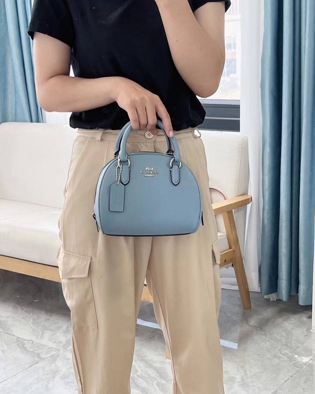 COACH SYDNEY SATCHEL BAG CA202 CA591 CB596 ใหม่ล่าสุด กับคอลที่สาวๆต้องหลงรัก กระเป๋าสะพายทรง satchel ที่มีรูปทรงดึงดูดสายตา สวยแรกเห็น วัสดุหนัง crossgrain พร้อมหูจับในตัว เปิด-ปิดด้วยซิป ภายในโล่งกว้าง ขนาดกำลังดี มีสายครอสให้ ปรับได้ตามชอบ ใบจริงลูกคุณ