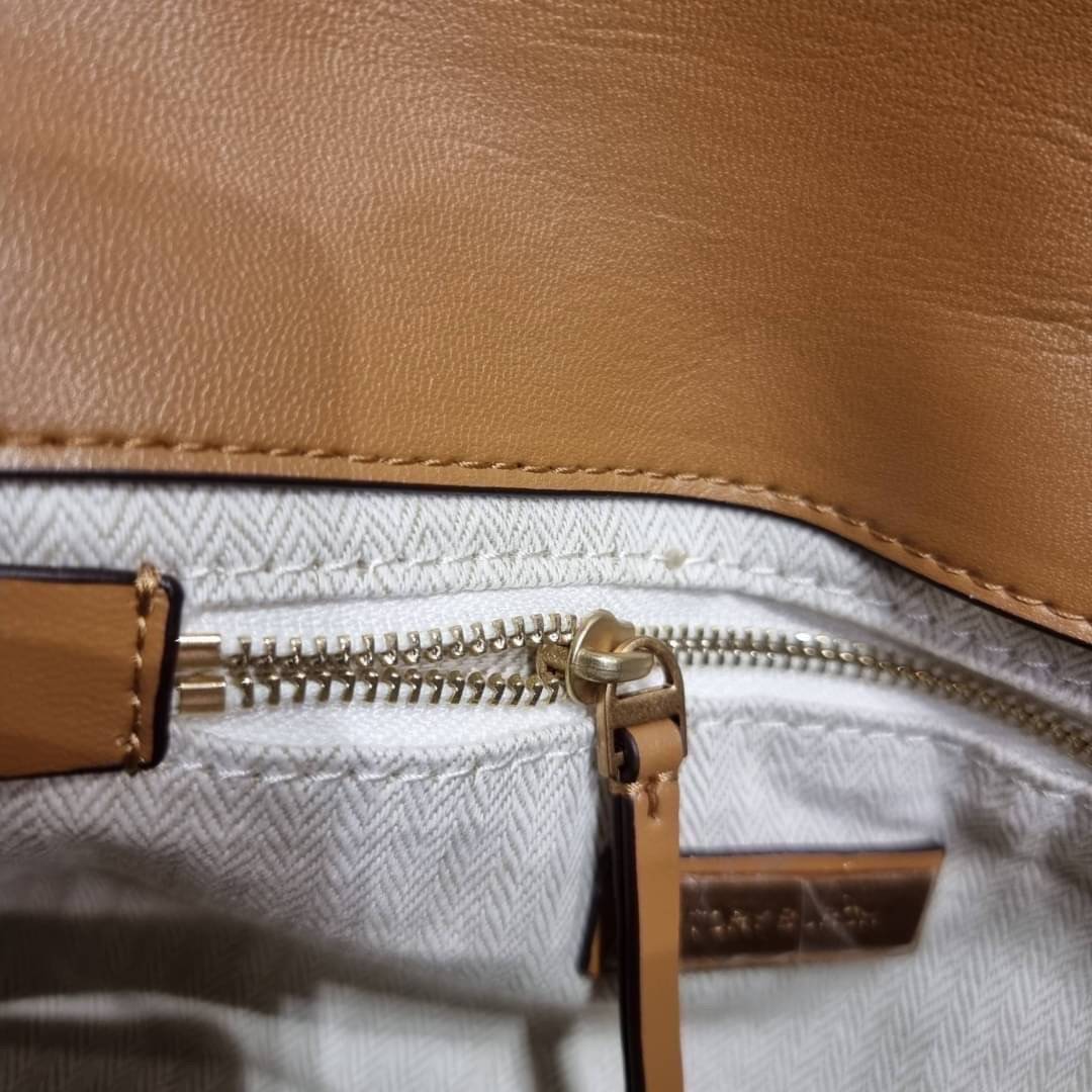 TORY BURCH KIRA CHEVRON CONVERTIBLE SHOULDER BAG (SMALL / MEDIUM) กระเป๋าสะพายรุ่นยอดฮิต ไซส์คลาสสิค ที่ใช้ยังไงก็ดูหรู ดีไซน์เฉพาะตัว วัสดุหนังแกะ สัมผัสนิ่ม เปิด-ปิดด้วยกระดุมแม่เหล็ก ภายในเป็นช่องโล่ง ใส่กระเป๋าสตางค์ มือถือ เครื่องสำอางค์ พาวเวอร์แบงค