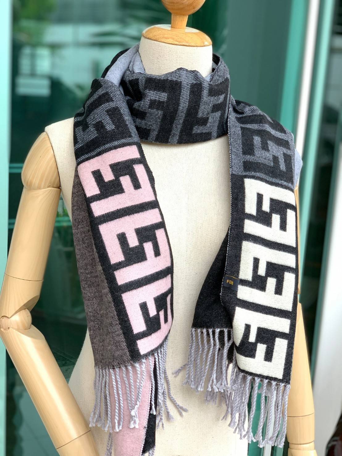 Fendi Scarves For Women’s Accessories Scarf แบรนด์แฟชั่นชั้นนำจากอิตาลี ส่งมอบความรู้สึกดีๆให้กับคนที่คุณรัก ในรูปแบบผ้าพันคอและผ้าคลุมไหล่ผืนใหญ่เพิ่มความอบอุ่น ถักทอด้วยผ้าcashmere เนื้อผ้านิ่ม สัมผัสนุ่มมือ ทอลายในตัว สีและลายคมชัด เหมาะสำหรับเป็นของฝา