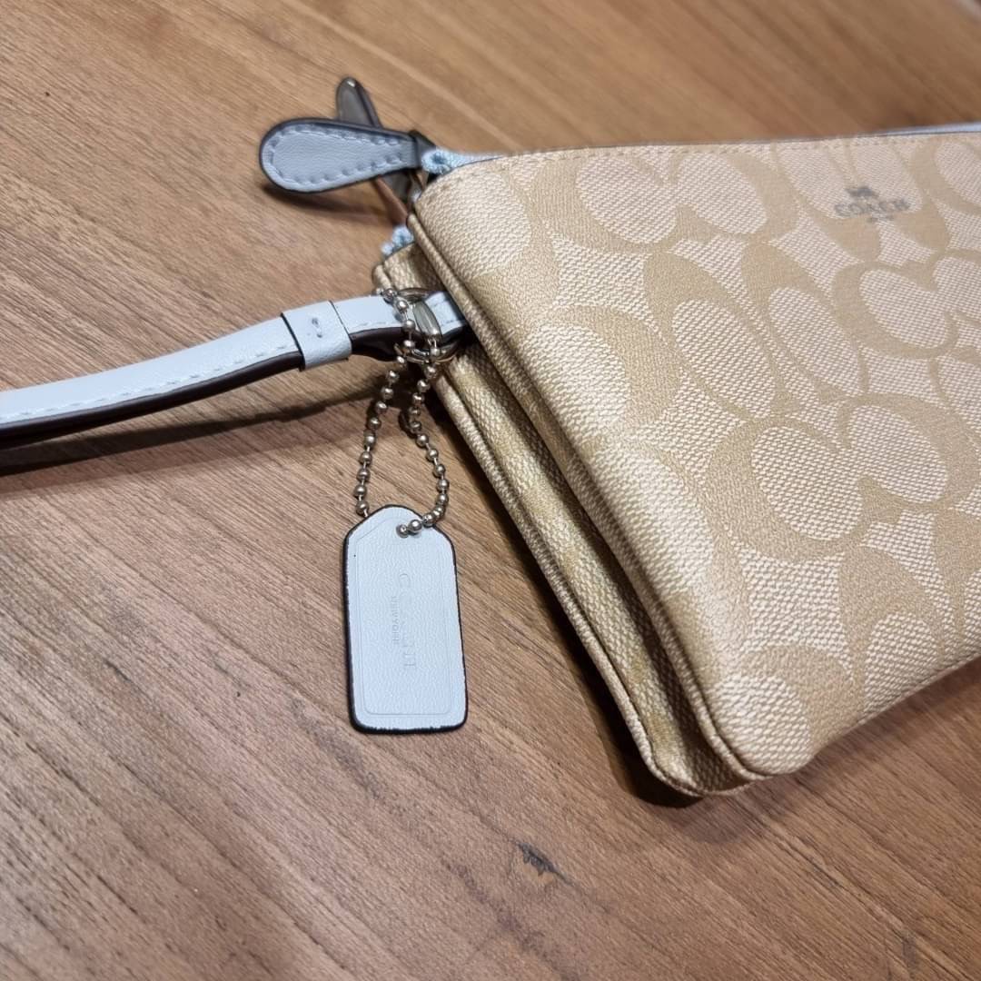 COACH F54057 DOUBLE ZIP WALLET IN SIGNATURE กระเป๋าคล้องมือ size L ใบนี้ใส่มือถือได้ทุกรุ่น ขนาดกำลังดี พกพาสะดวกมากๆ วัสดุหนังสังเคราะห์ ภายในเป็นผ้าสีสวยคม ใส่ธนบัตร ใส่บัตรได้เยอะ ใส่มือถือได้สบายๆทุกรุ่น ตอบโจทย์สาวๆที่ไม่ชอบพกเยอะวุ่นวายจ้า ใบนี้เอาอ