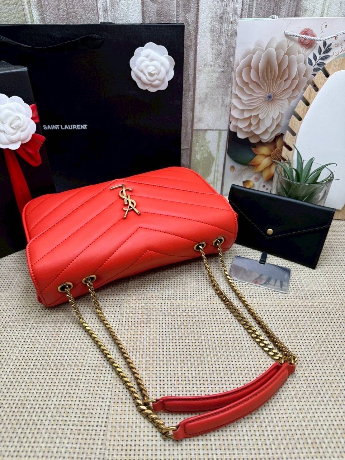 ORI หนังแท้ | 28cm YSL LOULOU medium in MATELASSÉ กระเป๋าสะพายสายโซ่าีทองหรูหรา งานหนังแท้เนื้อนุ่มตะเข็บเย็บลายเชฟรอนสวยหรูโดดเด่นเป็นเอกลักษณ์ 🤍 เกรดออริจินอล หนังแท้