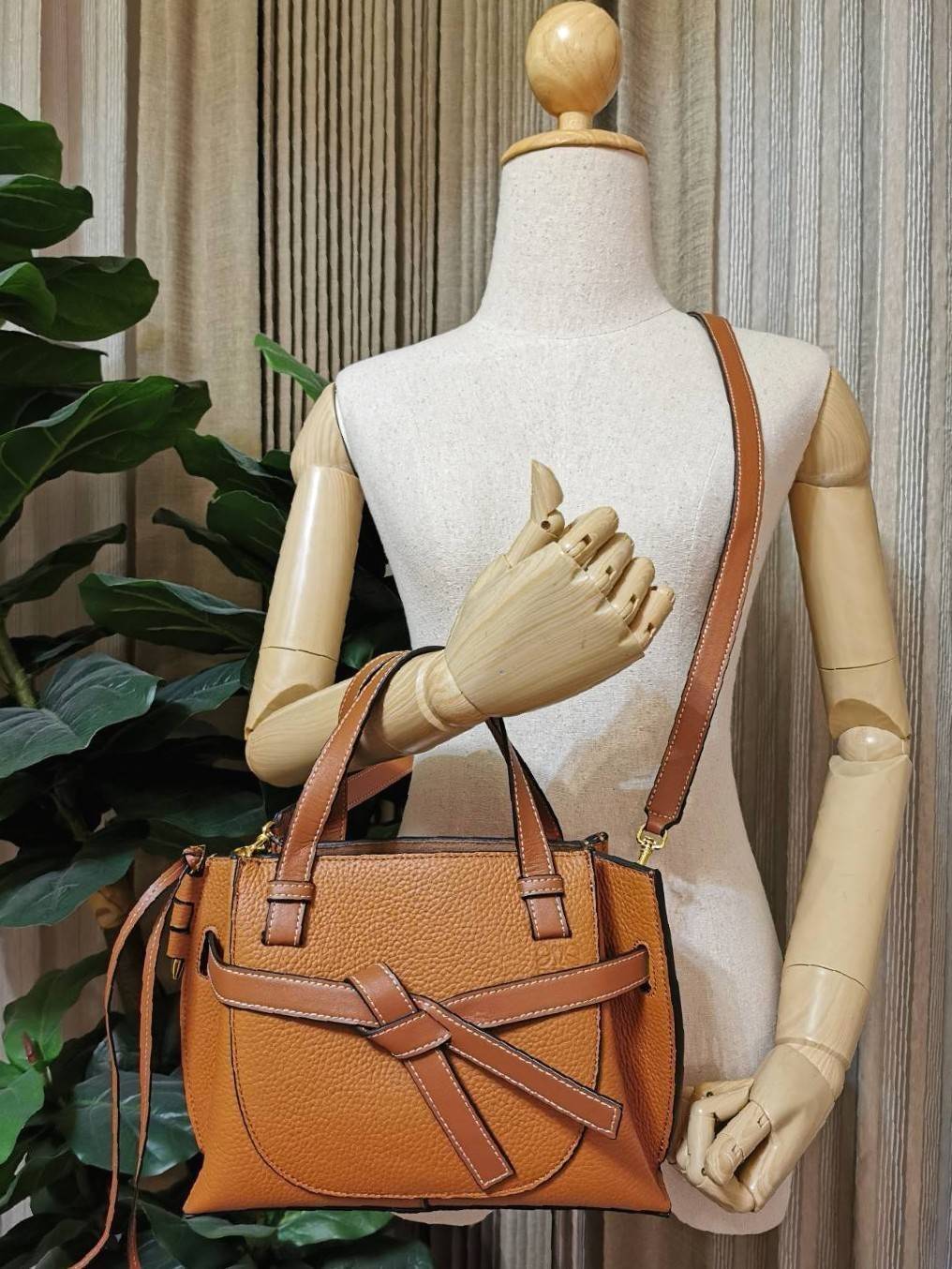 VIP 】LOEWE HANDBAG VIP GIFT WITH PURCHASE (GWP) กระเป๋าถือหรือสะพาย รุ่น Limited จาก LOEWE DUTYFREE วัสดุ Calfskin หนังแท้รูปทรงอานม้าสวยอยู่ทรงด้านหน้าตกแต่งด้วยสายหนัง (Belt) ประดับอะไหล่แบรนด์สีทองรูปกลอนประตูด้านข้างเป็น Signature ภายในโล่งกว้าง ใส่มื