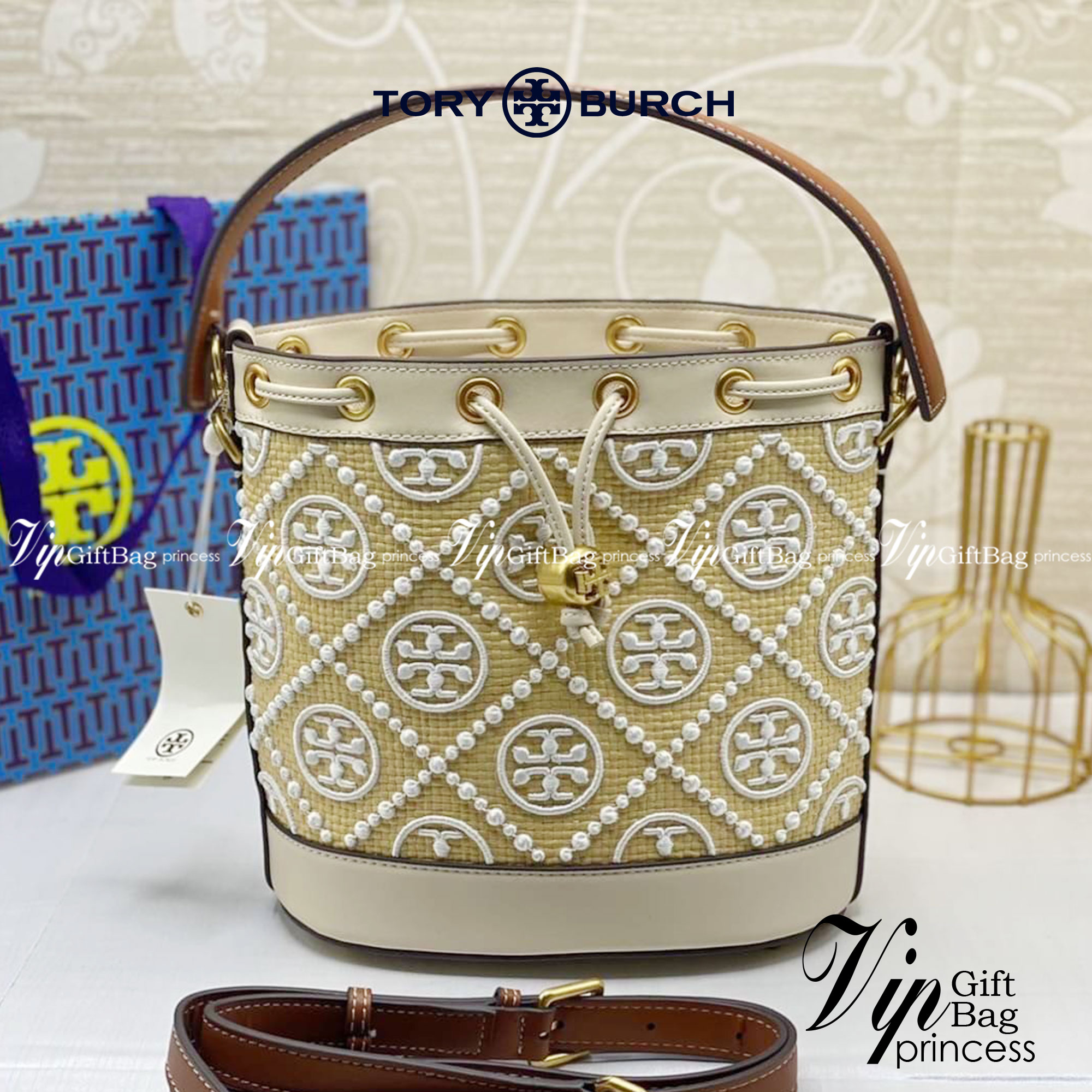 TORY BURCH T MONOGRAM STRAW BUCKET BAG ใหม่ก่อนใคร พร้อมเสิร์ฟความสวยให้ถึงบ้านแล้วน้า กระเป๋าบัคเก็ตทรงยอดนิยม ดีไซน์ใหม่ล่าสุด ยูนีคไม่เหมือนใคร ลายสานเต็มใบ พร้อมปักโลโก้เอกลักษณ์ โดดเด่น งานฝีมือมากๆ