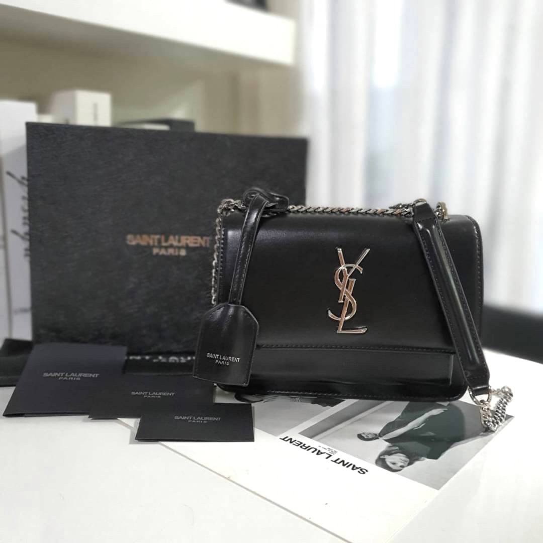 YVES SAINT LAURENT YSL BAG VIP GIFT WITH PURCHASE (GWP) พรีเมี่ยมกิ้ฟ Limited Edition จาก YSL DUTY FREE COUNTER วัสดุหนังแท้ Calfskin ทรงสี่เหลี่ยมหนังสวยหรูอยู่ทรงเปิดปิดด้วยกระดุมแม่เหล็ก ภายในโล่งมีช่องหลัก และช่องย่อยสามารถใส่มือถือของใช้จุกจิกได้เยอะ