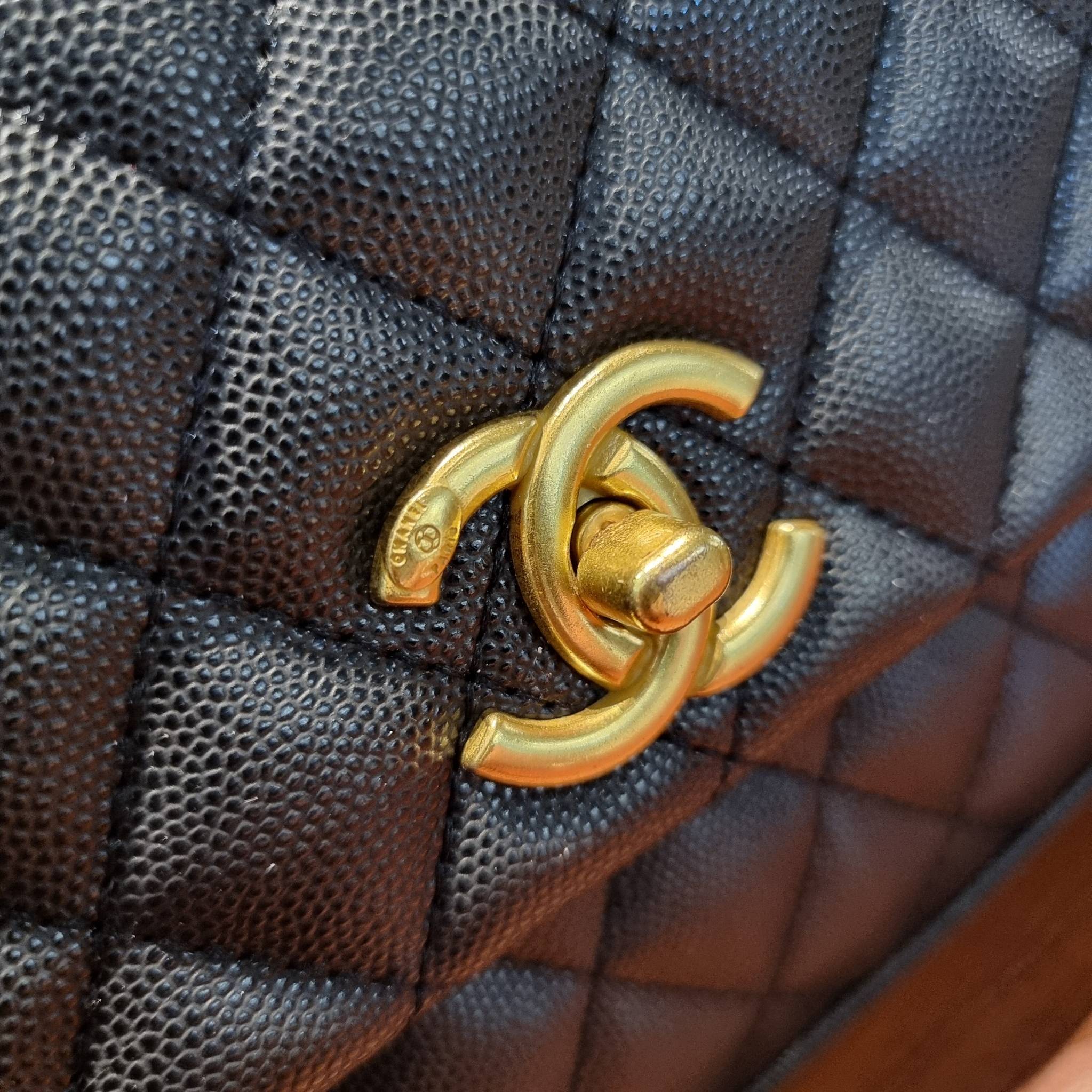 VIP 】รุ่นยอดฮิตตลอดกาล ไซส์กำลังสวย!! จากแบรนด์ Chanel กระเป๋าถือ/สะพาย หนังลายคาเวียร์ โลโก้เด่นชัด เปิด-ปิดกระเป๋าด้วยตัวบิดล็อค อะไหล่สีทองหรู ทรงสวยผู้ดี ภายในกระเป๋ามีช่องโล่งกว้างจุของได้พอสมควร มีช่องซิปแบ่งสัดส่วน ด้านหลังมีช่องเก็บของจุกจิกอีก 1 