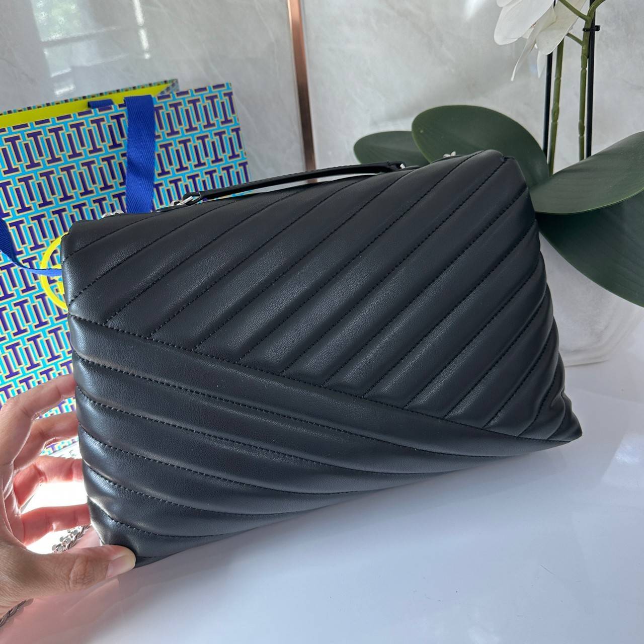 TORY BURCH KIRA CHEVRON CONVERTIBLE SHOULDER BAG กระเป๋าสะพายไซส์ใหญ่ หรูหราสุดคลาสสิก วัสดุหนังแกะทั้งใบ เปิด-ปิดด้วยกระดุมแม่เหล็ก ภายในเป็นช่องโล่ง ใส่ของสำคัญได้ครบ สายสะพายในตัวปรับได้ 2 แบบ สะพายไหล่โซ่คู่หรือจะ ครอสบอดี้ก็เริ่ดคะ